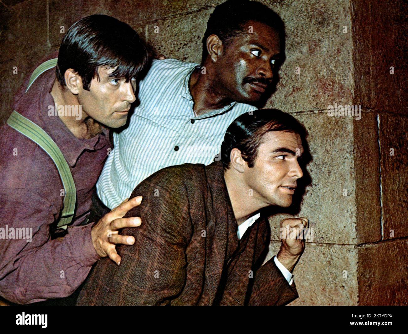 Clint Walker, Ossie Davis & Burt Reynolds film : Sam Whiskey (USA 1969) personnages : O. W. Bandy, Jed Hooker & Sam Whiskey Directeur : Arnold Leven 01 avril 1969 **AVERTISSEMENT** cette photographie est à usage éditorial exclusif et est le droit d'auteur des ARTISTES UNIS et/ou du photographe assigné par la Société du film ou de la production et ne peut être reproduite que par des publications dans le cadre de la promotion du film ci-dessus. Un crédit obligatoire pour LES ARTISTES UNIS est requis. Le photographe doit également être crédité lorsqu'il est connu. Aucune utilisation commerciale ne peut être accordée sans l'autorisation écrite de la Société du film. Banque D'Images