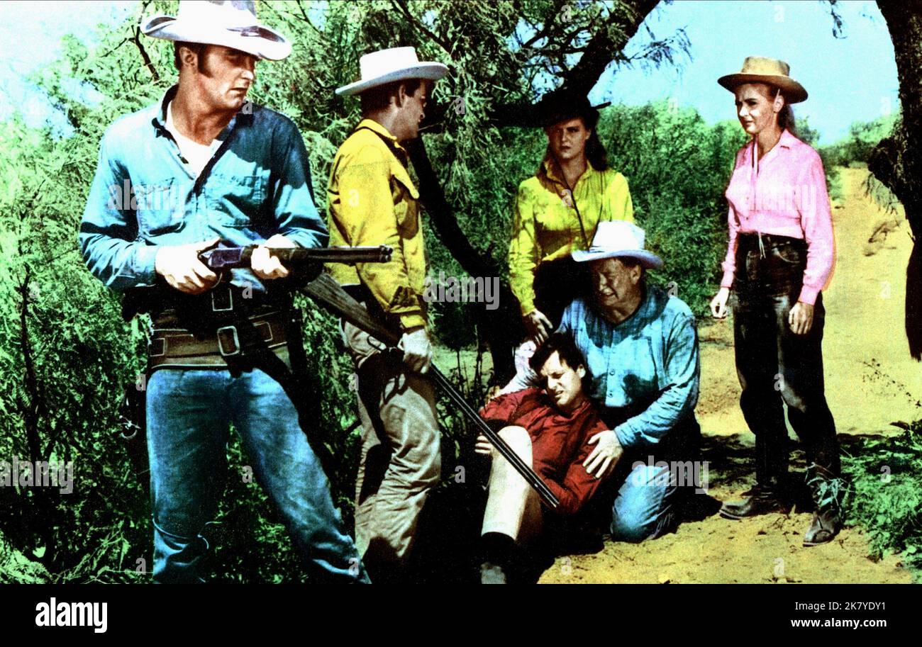 James Mitchum, Alana Ladd & Chill Wills film: The Young Guns of Texas (USA 1956) personnages: Morgan COE,Lily Glendenning & Preacher Sam Shelby Directeur: Maury Dexter 01 novembre 1962 **AVERTISSEMENT** cette photographie est à usage éditorial exclusif et est le droit d'auteur de 20th CENTURY FOX et/ou le photographe assigné par la Société du film ou de la production et ne peut être reproduite que par des publications dans le cadre de la promotion du film ci-dessus. Un crédit obligatoire à 20th CENTURY FOX est requis. Le photographe doit également être crédité lorsqu'il est connu. Aucune utilisation commerciale ne peut être accordée sans au écrit Banque D'Images