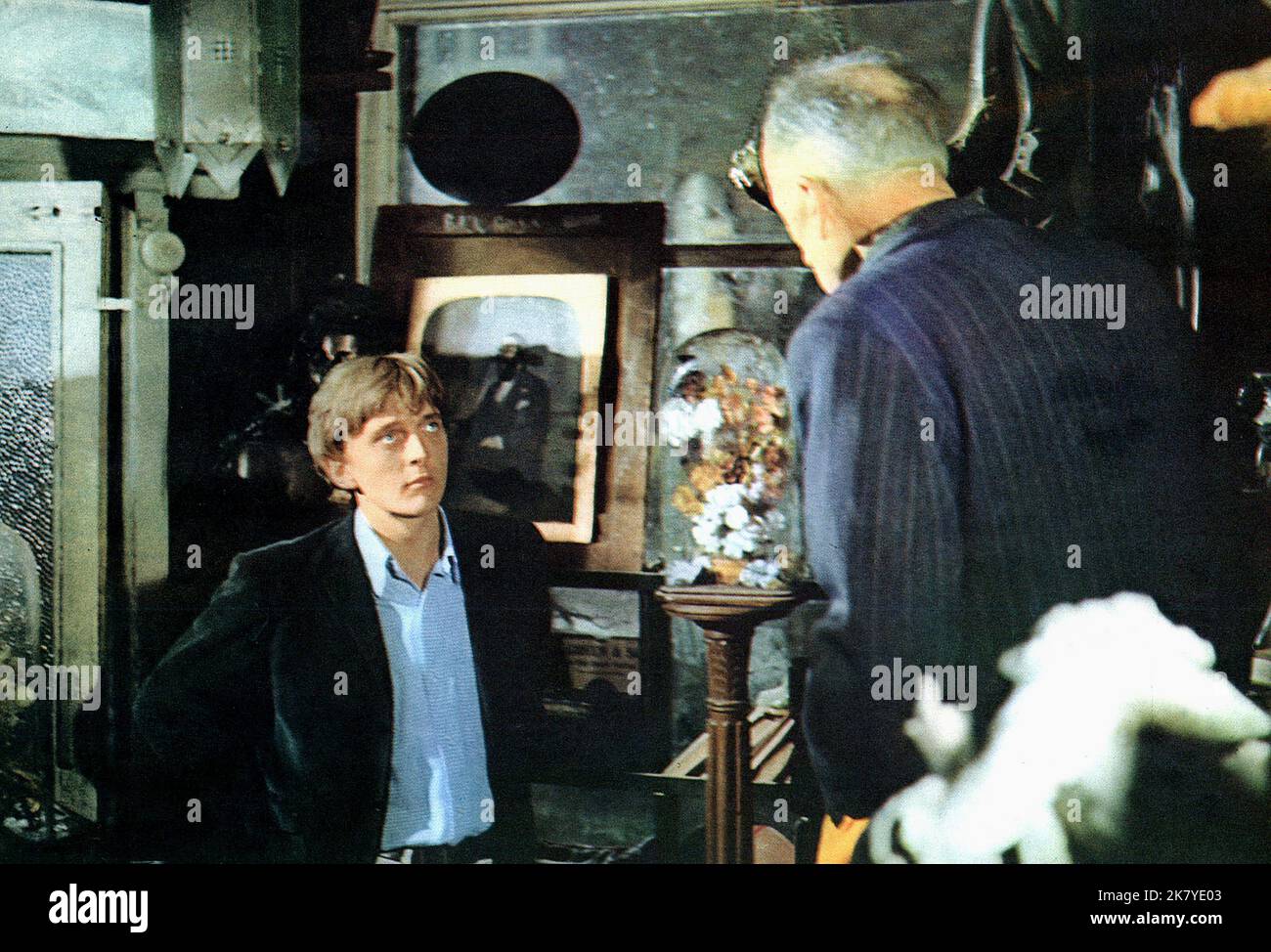 David Hemmings & Harry Hutchinson film Blow-up ; Blowup (UK/USA/IT 1966) personnages : Thomas & Shopkeeper (non crédité) réalisateur : Michelangelo Antonioni 18 décembre 1966 **AVERTISSEMENT** cette photographie est réservée à un usage éditorial et est la propriété de MGM et/ou du photographe assigné par le film ou la société de production et ne peut être reproduite que par des publications dans le cadre de la promotion du film ci-dessus. Un crédit obligatoire à MGM est requis. Le photographe doit également être crédité lorsqu'il est connu. Aucune utilisation commerciale ne peut être accordée sans autorisation écrite de The film Company. Banque D'Images