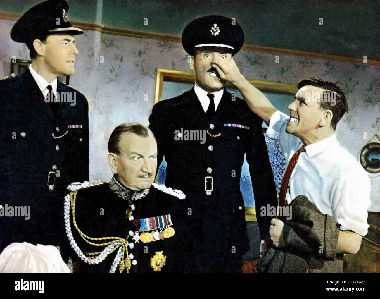 Terence Alexander, Raymond Huntley, David Lodge & Norman Wisdom film: On the Beat; (1962) personnages: Chief Supt. Belcher, Sir Ronald Ackroyd, insp. Hobson et Norman Pitkin Directeur : Robert Asher 11 décembre 1962 **AVERTISSEMENT** cette photographie est à usage éditorial exclusif et est le droit d'auteur de L'ORGANISATION DE RANG FILM PRODUCTIONS LTD et/ou le photographe assigné par la Société de film ou de production et ne peut être reproduit que par des publications dans le cadre de la promotion du film ci-dessus. Un crédit obligatoire pour L'ORGANISATION DE RANG FILM PRODUCTIONS LTD est requis. Le photographe devrait le faire Banque D'Images