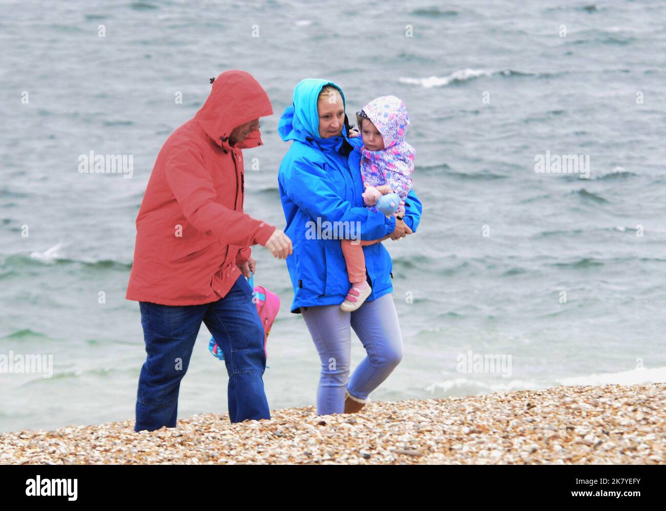 Une famille brave le froid du mois de mai pour une visite de vacances de banque lundi à la plage à Southsea, Hants pic ike Walker, Mike Walker Pictures,2015 Banque D'Images