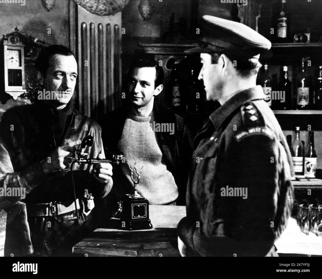 David Niven, Ben Gazzara et Michael Craig. Film : The captive City ; la Citta Prigioniera ; (1962) personnages : Major Peter Whitfield, Capitaine George Stubbs et Directeur : Joseph Anthony 08 juillet 1962 **AVERTISSEMENT** cette photographie est destinée à un usage éditorial exclusif et est le droit d'auteur du FILM GALATEA et/ou du photographe attribué par la Société du film ou de la production et ne peut être reproduite que par des publications dans le cadre de la promotion du film ci-dessus. Un crédit obligatoire pour LE FILM GALATEA est requis. Le photographe doit également être crédité lorsqu'il est connu. Aucune utilisation commerciale ne peut être accordée sans un Banque D'Images