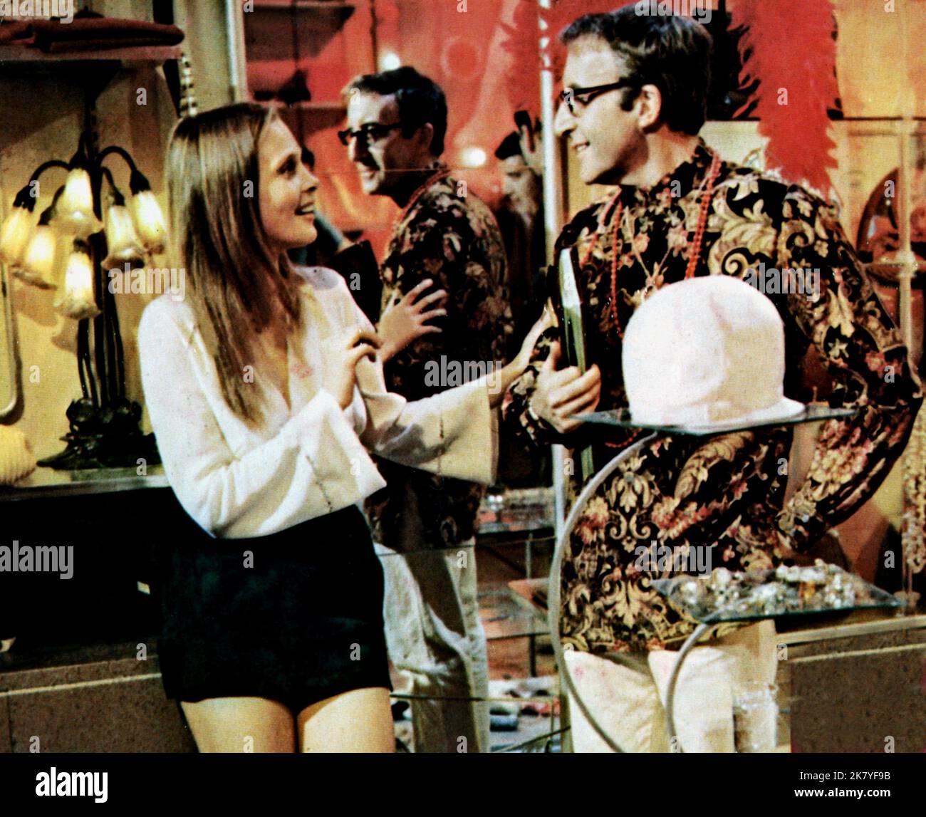 Leigh Taylor-Young & Peter Sellers film: I Love You, Alice B.Toklas (1968) personnages: Nancy & Harold Directeur: HY Averback 07 octobre 1968 **AVERTISSEMENT** cette photographie est à usage éditorial exclusif et est le copyright de WARNER BROS / BRUCE MCBROOM et/ou le photographe assigné par la Société de film ou de production et ne peut être reproduite que par des publications dans le cadre de la promotion du film ci-dessus. Un crédit obligatoire pour WARNER BROS / BRUCE MCBROOM est requis. Aucune utilisation commerciale ne peut être accordée sans l'autorisation écrite de la Société du film. Banque D'Images