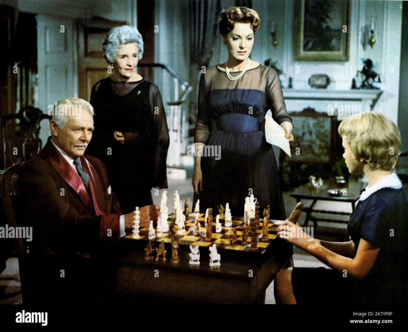 Charlie Ruggles, Cathleen Nesbitt, Maureen O'Hara & Hayley Mills film: The parent Trap (USA 1961) personnages: Louise McKennrick, et Sharon McKennrick Directeur: David Swift 12 juin 1961 **AVERTISSEMENT** cette photographie est destinée à un usage éditorial exclusif et est le droit d'auteur de DISNEY et/ou du photographe attribué par la Société de film ou de production et ne peut être reproduite que par des publications en conjonction avec la promotion du film ci-dessus. Un crédit obligatoire pour DISNEY est requis. Le photographe doit également être crédité lorsqu'il est connu. Aucune utilisation commerciale ne peut être accordée sans l'autorisation écrite du F Banque D'Images