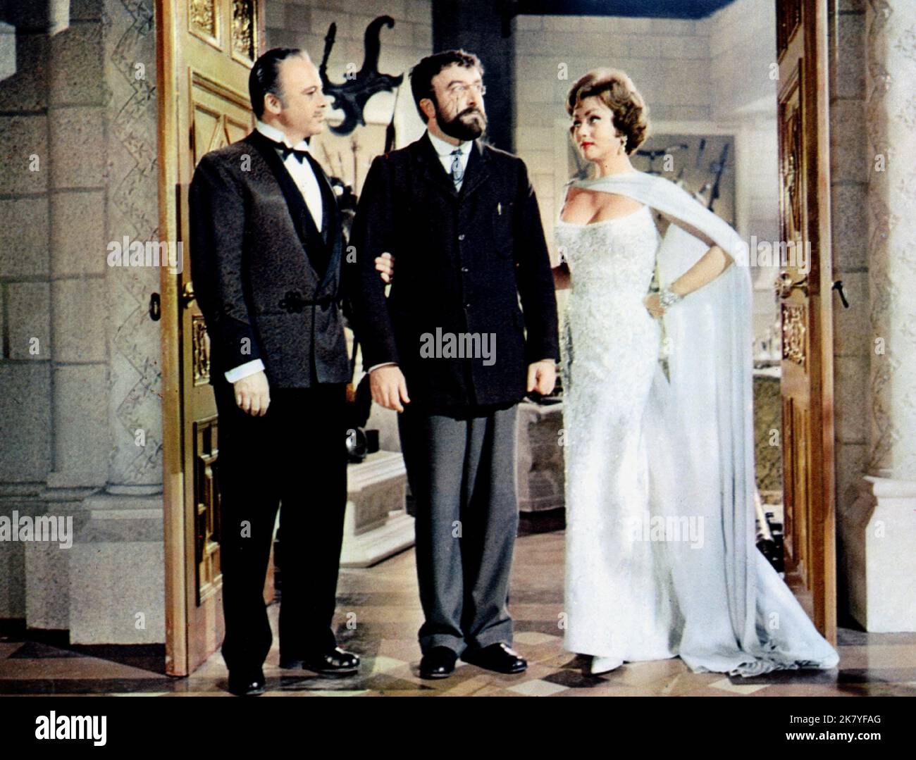 Herbert LOM, Peter Sellers & Nadia Gray film: M. Topaze; I like Money (UK 1962) personnages: Castel Benac,Auguste Topaze & Suzy Directeur: Peter Sellers 04 avril 1961 **AVERTISSEMENT** cette photographie est à usage éditorial exclusif et est le droit d'auteur de 20th CENTURY FOX et/ou le photographe assigné par la Société de film ou de production et ne peut être reproduite que par des publications dans le cadre de la promotion du film ci-dessus. Un crédit obligatoire à 20th CENTURY FOX est requis. Le photographe doit également être crédité lorsqu'il est connu. Aucune utilisation commerciale ne peut être accordée sans l'autorisation écrite du Banque D'Images