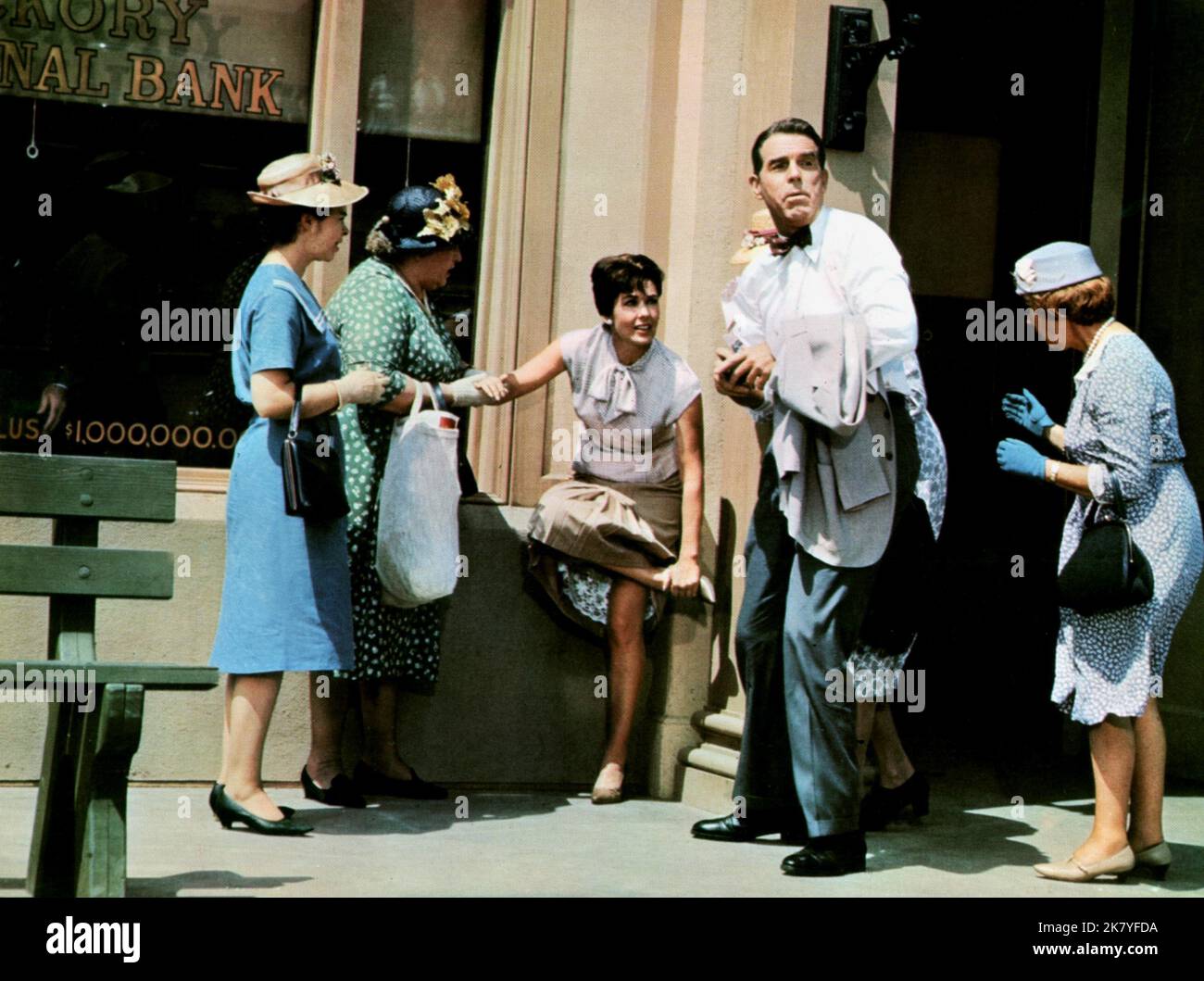 Vera Miles et Fred MacMurray film : suivez-moi, garçons ! (1966) personnages : Vida Downey & Lemuel Siddons Directeur : Norman Tokar 24 août 1966 **AVERTISSEMENT** cette photographie est destinée à un usage éditorial exclusif et est protégée par les droits d'auteur de DISNEY et/ou du photographe attribué par la Société de film ou de production et ne peut être reproduite que par des publications dans le cadre de la promotion du film ci-dessus. Un crédit obligatoire pour DISNEY est requis. Le photographe doit également être crédité lorsqu'il est connu. Aucune utilisation commerciale ne peut être accordée sans l'autorisation écrite de la Société du film. Banque D'Images