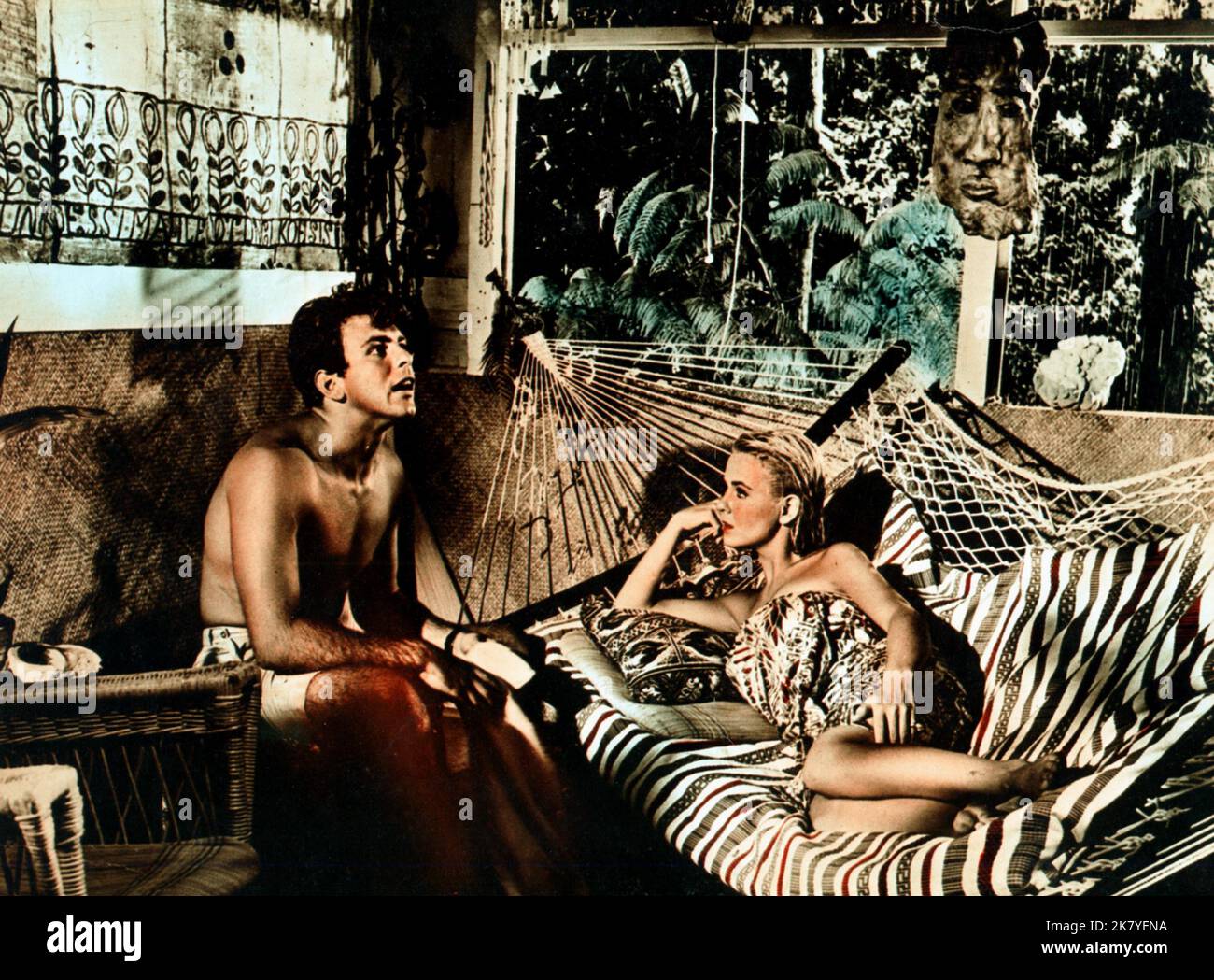 Fabian & Shelley Fafares film: Ride the Wild Surf (1964) personnages: Jody Wallis & Brie Matthews Directeur: Don Taylor 05 août 1964 **AVERTISSEMENT** cette photographie est destinée à un usage éditorial exclusif et est protégée par les droits d'auteur de COLUMBIA PICTURES et/ou du photographe assigné par la Société de film ou de production et ne peut être reproduite que par des publications en conjonction avec la promotion du film ci-dessus. Un crédit obligatoire pour LES PHOTOS DE COLUMBIA est requis. Le photographe doit également être crédité lorsqu'il est connu. Aucune utilisation commerciale ne peut être accordée sans l'autorisation écrite de la Société du film. Banque D'Images