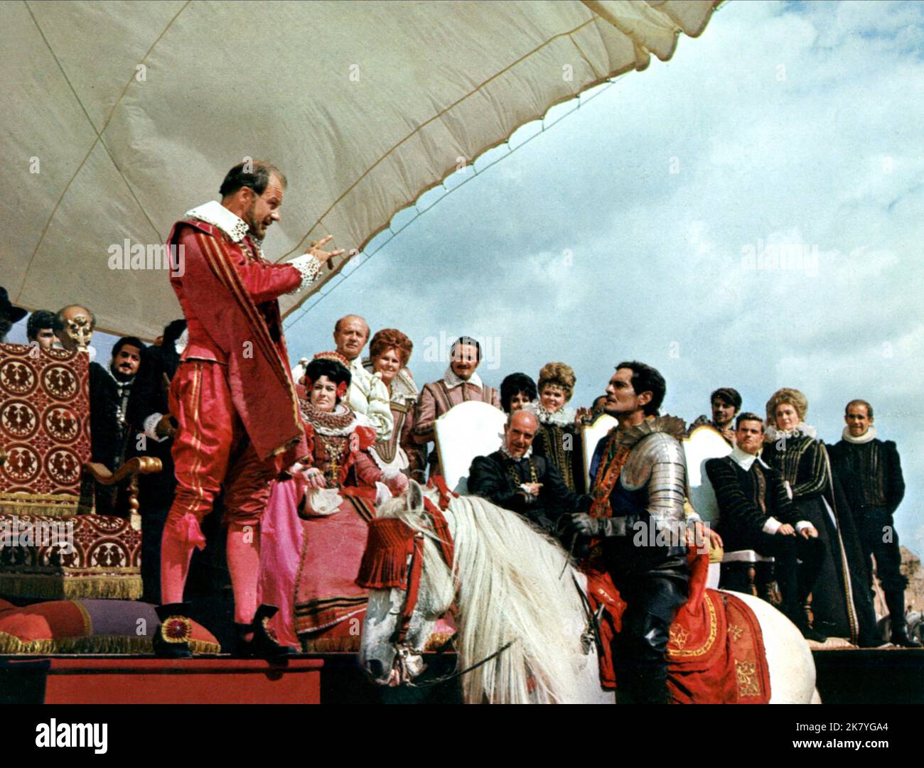 Scène avec Omar Sharif film More than A Miracle ; Cendrillon : Italian style ; C'Era una Volta (C'Era una Volta) IT/FR 1967, réalisateur : Francesco Rosi 19 octobre 1967 **AVERTISSEMENT** cette photographie est à usage éditorial exclusif et est la propriété de MGM et/ou du photographe assigné par le film ou la société de production et ne peut être reproduite que par des publications en liaison avec la promotion du film ci-dessus. Un crédit obligatoire à MGM est requis. Le photographe doit également être crédité lorsqu'il est connu. Aucune utilisation commerciale ne peut être accordée sans autorisation écrite de The film Company. Banque D'Images