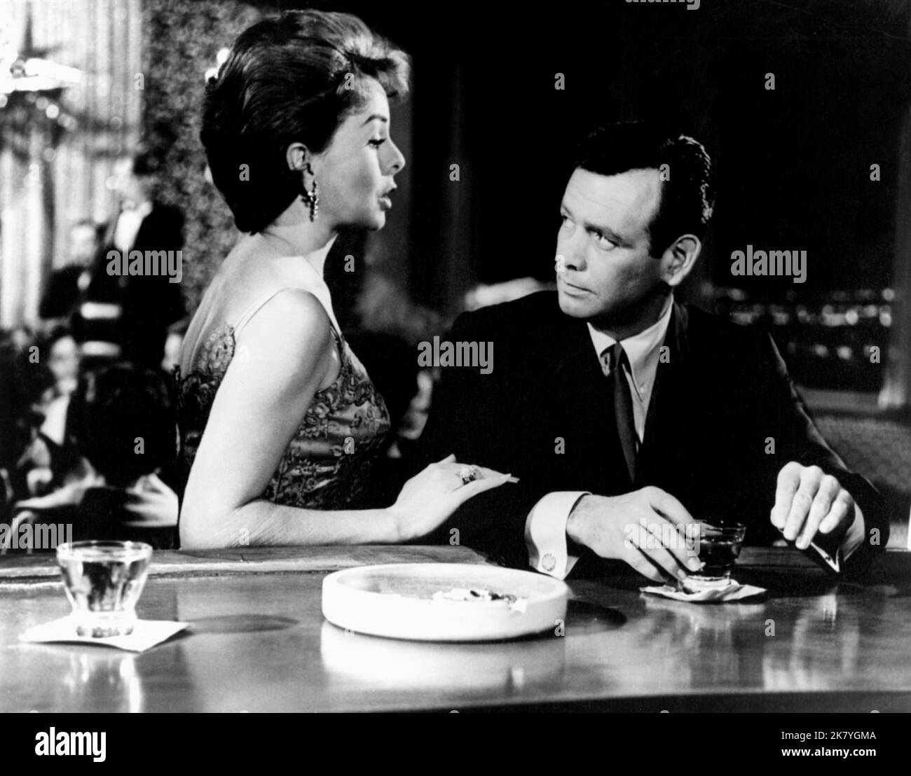 Jeanne Crain & David Janssen film : il a commencé à Tokyo ; vingt plus deux (1962) personnages : Linda Foster & Tom Alder Directeur : Joseph M. Newman 13 août 1961 **AVERTISSEMENT** cette photographie est destinée à un usage éditorial exclusif et est le droit d'auteur de PARAMOUNT et/ou du photographe assigné par la Société de film ou de production et ne peut être reproduite que par des publications en conjonction avec la promotion du film ci-dessus. Un crédit obligatoire pour PARAMOUNT est requis. Le photographe doit également être crédité lorsqu'il est connu. Aucune utilisation commerciale ne peut être accordée sans l'autorisation écrite de la Société du film. Banque D'Images