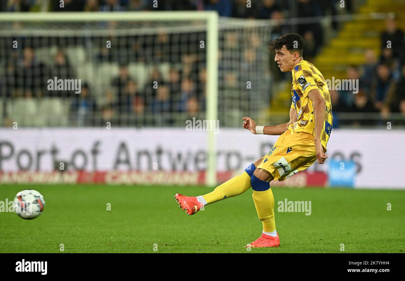 Brugges, Belgique. 19th octobre 2022. Ameen Al-Dakhil (3) de STVV photographié lors d'un match de football belge de première division de Jupiler Pro League entre le Club Brugge KV et le Sint-Truidense VV le jour de match 13th de la saison 2022-2023 , le mercredi 19 octobre 2022 à Brugge , Belgique . PHOTO SPORTPIX | DAVID CATRY crédit: David Catry/Alay Live News Banque D'Images