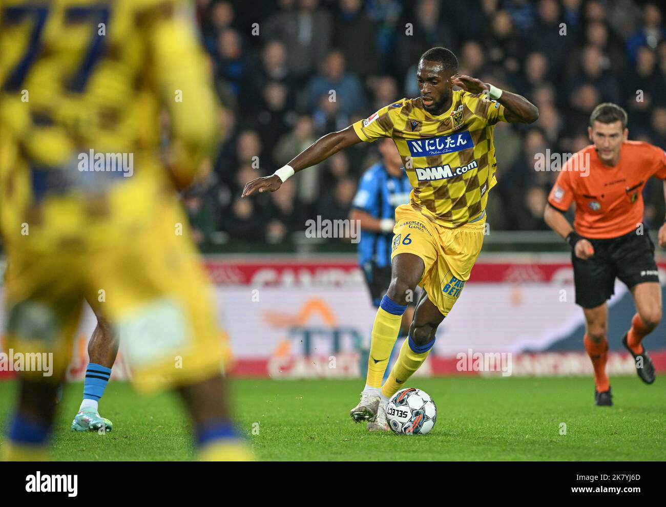 Brugges, Belgique. 19th octobre 2022. Mory Konate (6) de STVV photographié lors d'un match de football belge de première division de Jupiler Pro League entre le Club Brugge KV et le Sint-Truidense VV le jour de match 13th de la saison 2022-2023 , le mercredi 19 octobre 2022 à Brugge , Belgique . PHOTO SPORTPIX | DAVID CATRY crédit: David Catry/Alay Live News Banque D'Images