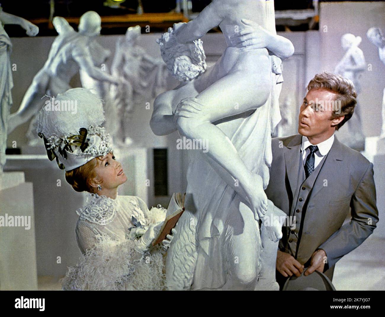 Debbie Reynolds & Harve Presnell film The Unsinkable Molly Brown (USA 1964) personnages : Molly Brown & 'Leadville' Johnny Brown réalisateur : Charles Walters 11 juin 1964 **AVERTISSEMENT** cette photographie est à usage éditorial seulement et est la propriété de MGM et/ou du photographe assigné par la société de production et ne peut être reproduite que par des publications en liaison avec la promotion du film ci-dessus. Un crédit obligatoire à MGM est requis. Le photographe doit également être crédité lorsqu'il est connu. Aucune utilisation commerciale ne peut être accordée sans autorisation écrite de The film Company. Banque D'Images
