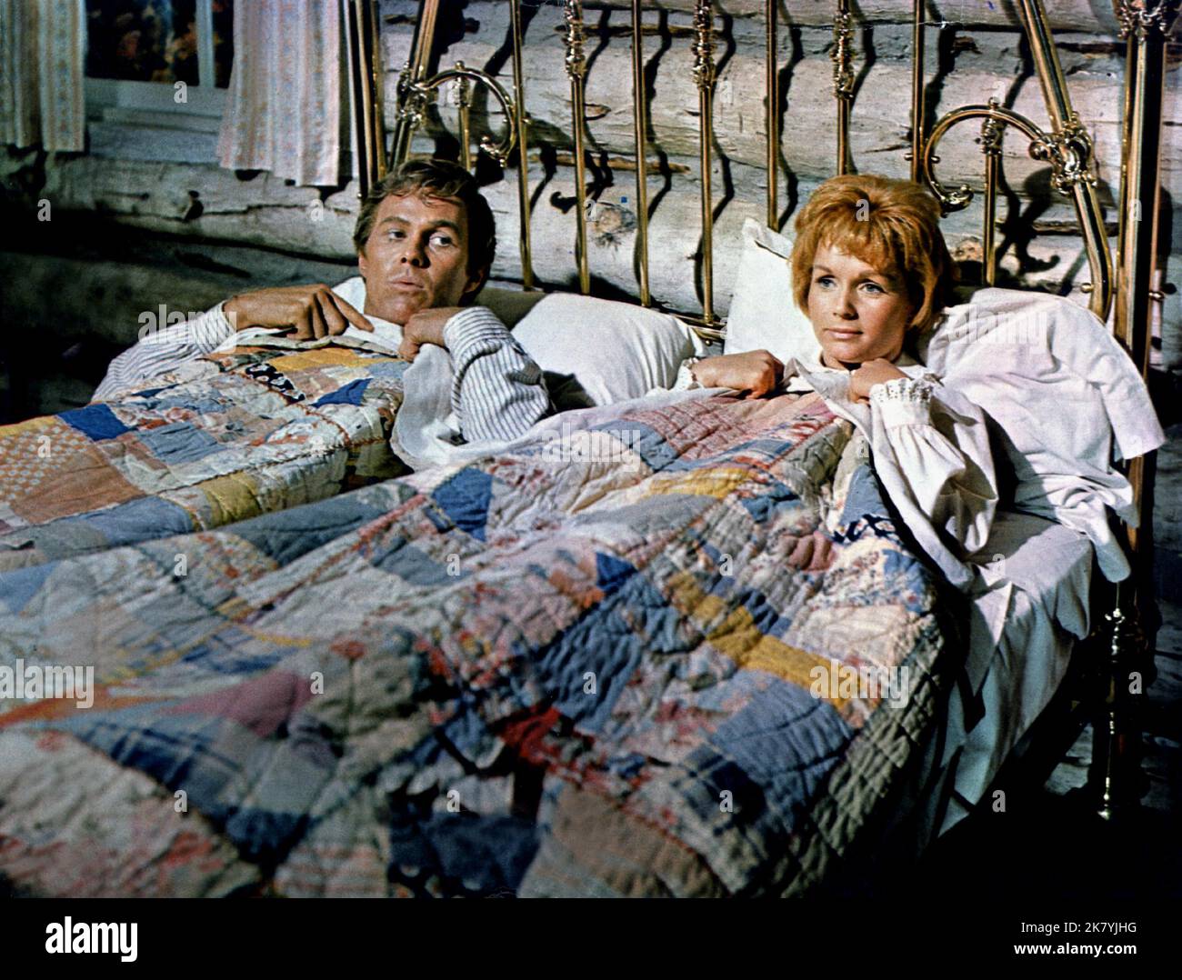 Harve Presnell & Debbie Reynolds film The Unsinkable Molly Brown (USA 1964) personnages : 'Leadville' Johnny Brown & Molly Brown réalisateur : Charles Walters 11 juin 1964 **AVERTISSEMENT** cette photographie est à usage éditorial seulement et est la propriété de MGM et/ou du photographe assigné par la société de production et ne peut être reproduite que par des publications en liaison avec la promotion du film ci-dessus. Un crédit obligatoire à MGM est requis. Le photographe doit également être crédité lorsqu'il est connu. Aucune utilisation commerciale ne peut être accordée sans autorisation écrite de The film Company. Banque D'Images