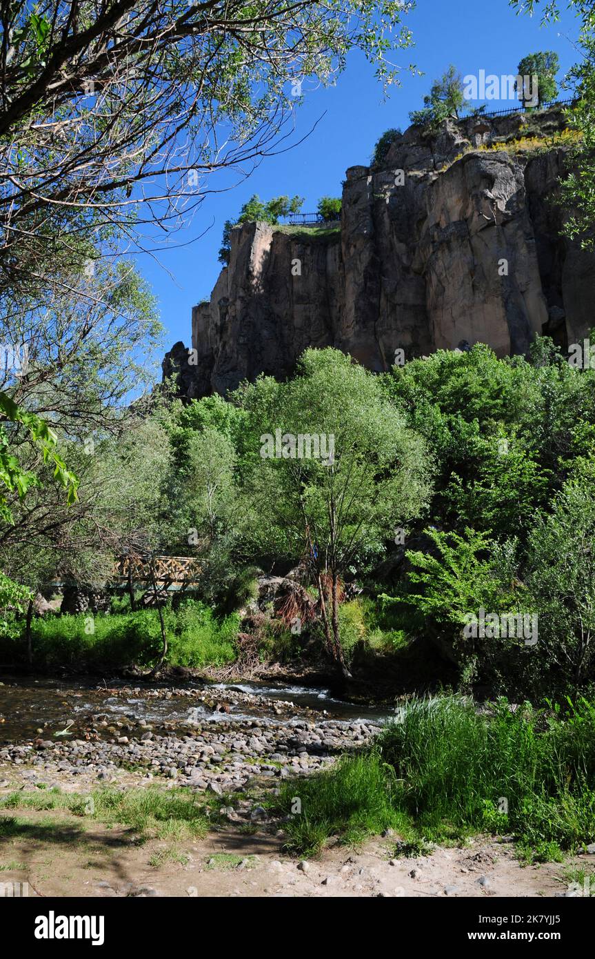 La vallée d'Ihlara, qui est reliée à la ville d'Aksaray en Turquie, est un endroit très populaire. Il y a des églises rocheuses dans la vallée. Banque D'Images