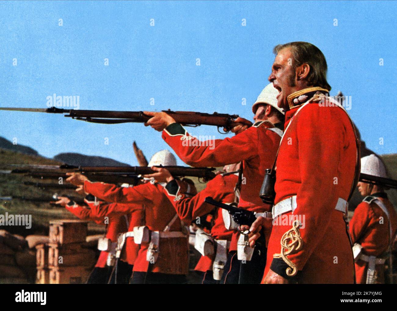 Stanley Baker film: Zulu (1964) personnages: Lieutenant John Chard R.E. Directeur: CY Endfield 22 janvier 1964 **AVERTISSEMENT** cette photographie est à usage éditorial exclusif et est le droit d'auteur de PARAMOUNT et/ou le photographe assigné par la Société de film ou de production et ne peut être reproduite que par des publications dans le cadre de la promotion du film ci-dessus. Un crédit obligatoire pour PARAMOUNT est requis. Le photographe doit également être crédité lorsqu'il est connu. Aucune utilisation commerciale ne peut être accordée sans l'autorisation écrite de la Société du film. Banque D'Images