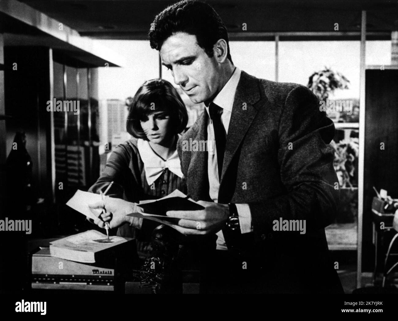 Susan Saint James & Tony Franciosa film Fame is the Name of the Game (1966) personnages : Peggy Maxwell & réalisateur : Stuart Rosenberg 26 novembre 1966 **AVERTISSEMENT** cette photographie est réservée à un usage éditorial et est la propriété de UNIVERSAL TV et/ou du photographe attribué par la société de production et ne peut être reproduite que par des publications en liaison avec la promotion du film ci-dessus. Un crédit obligatoire pour UNIVERSAL TV est requis. Le photographe doit également être crédité lorsqu'il est connu. Aucune utilisation commerciale ne peut être accordée sans autorisation écrite de The film Company. Banque D'Images