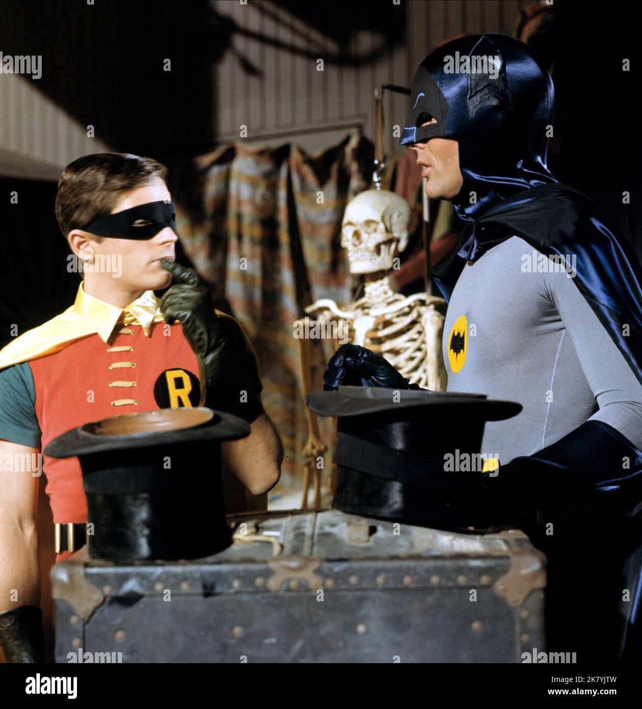 Burt Ward & Adam West Television : Batman (TV-Serie) personnages : Robin & Batman USA 1966-1968, 12 janvier 1966 **AVERTISSEMENT** cette photographie est réservée à un usage éditorial et est la propriété de ABC et/ou du photographe désigné par The film or production Company et ne peut être reproduite que par des publications dans le cadre de la promotion du film ci-dessus. Un crédit obligatoire à ABC est requis. Le photographe doit également être crédité lorsqu'il est connu. Aucune utilisation commerciale ne peut être accordée sans autorisation écrite de The film Company. Banque D'Images