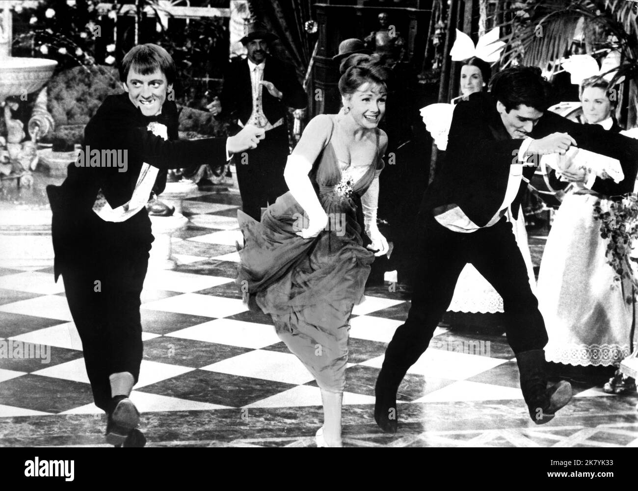 Debbie Reynolds & George Mitchell film The Unsinkable Molly Brown (USA 1964) personnages : Molly Brown & Monseigneur Ryan réalisateur : Charles Walters 11 juin 1964 **AVERTISSEMENT** cette photographie est à usage éditorial seulement et est la propriété de MGM et/ou du photographe assigné par la société de production et ne peut être reproduite que par des publications en liaison avec la promotion du film ci-dessus. Un crédit obligatoire à MGM est requis. Le photographe doit également être crédité lorsqu'il est connu. Aucune utilisation commerciale ne peut être accordée sans autorisation écrite de The film Company. Banque D'Images Debbie Reynolds & George Mitchell film The Unsinkable Molly Brown (USA 1964) personnages : Molly Brown & Monseigneur Ryan réalisateur : Charles Walters 11 juin 1964 **AVERTISSEMENT** cette photographie est à usage éditorial seulement et est la propriété de MGM et/ou du photographe assigné par la société de production et ne peut être reproduite que par des publications en liaison avec la promotion du film ci-dessus. Un crédit obligatoire à MGM est requis. Le photographe doit également être crédité lorsqu'il est connu. Aucune utilisation commerciale ne peut être accordée sans autorisation écrite de The film Company. Banque D'Images