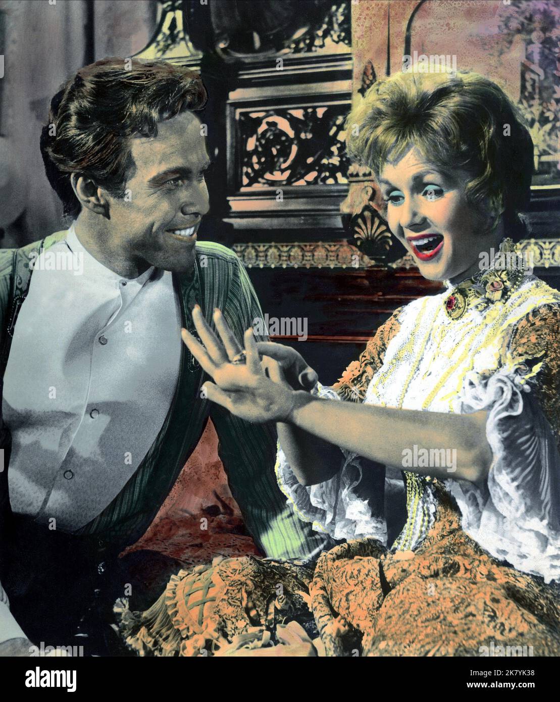 Harve Presnell & Debbie Reynolds film The Unsinkable Molly Brown (USA 1964) personnages : 'Leadville' Johnny Brown & Molly Brown réalisateur : Charles Walters 11 juin 1964 **AVERTISSEMENT** cette photographie est à usage éditorial seulement et est la propriété de MGM et/ou du photographe assigné par la société de production et ne peut être reproduite que par des publications en liaison avec la promotion du film ci-dessus. Un crédit obligatoire à MGM est requis. Le photographe doit également être crédité lorsqu'il est connu. Aucune utilisation commerciale ne peut être accordée sans autorisation écrite de The film Company. Banque D'Images