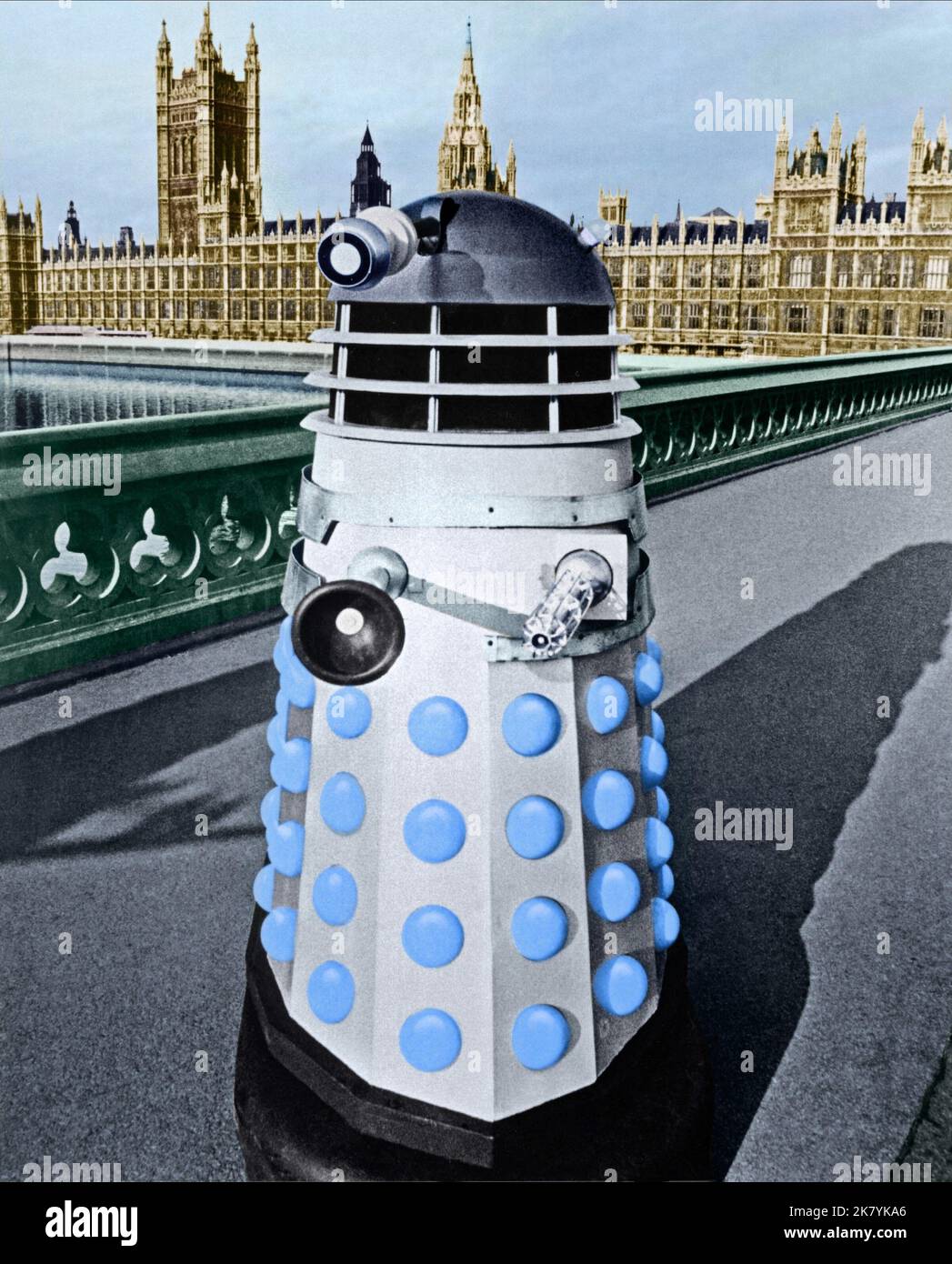 Un Dalek sur Westmister Bridge & Houses of Parliament Television: Doctor Who ; Dr. Who, L'invasion de la Terre par Dalek (1963) 21 novembre 1964 **AVERTISSEMENT** cette photographie est destinée à un usage éditorial exclusif et est le droit d'auteur de la BBC et/ou du photographe attribué par la Société de film ou de production et ne peut être reproduite que par des publications dans le cadre de la promotion du film ci-dessus. Un crédit obligatoire pour BBC est requis. Le photographe doit également être crédité lorsqu'il est connu. Aucune utilisation commerciale ne peut être accordée sans l'autorisation écrite de la Société du film. Banque D'Images