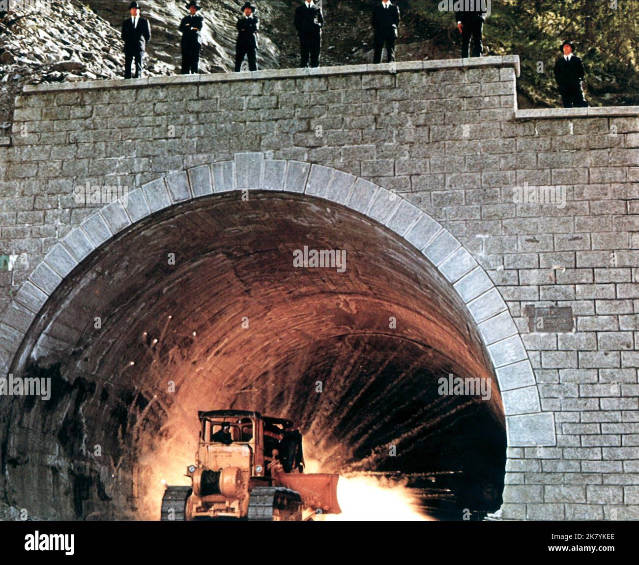 Bulldozer & tunnel Scene film The Italian Job (UK 1969) réalisateur : Peter Collinson 02 juin 1969 **AVERTISSEMENT** cette photographie est réservée à un usage éditorial et est protégée par les droits d'auteur de PARAMOUNT et/ou du photographe désigné par le film ou la société de production et ne peut être reproduite que par des publications dans le cadre de la promotion du film ci-dessus. Un crédit obligatoire à PARAMOUNT est requis. Le photographe doit également être crédité lorsqu'il est connu. Aucune utilisation commerciale ne peut être accordée sans autorisation écrite de The film Company. Banque D'Images