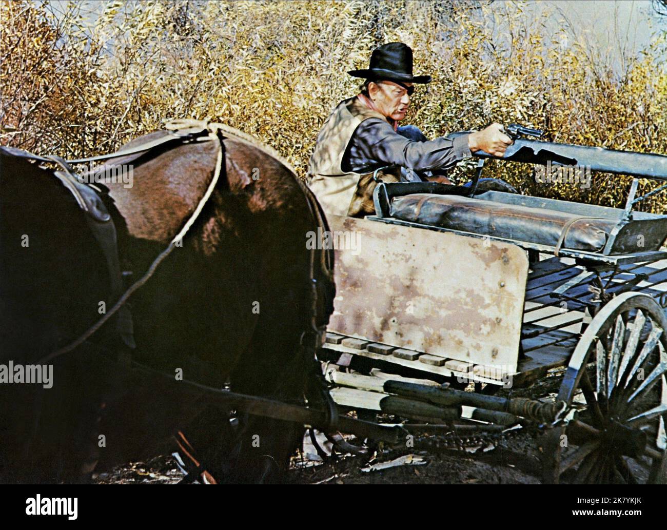 John Wayne film: True Grit (USA 1969) personnages: Marshall Reuben J. 'Rooster' Cogburn Directeur: Henry Hathaway 11 juin 1969 **AVERTISSEMENT** cette photographie est destinée à un usage éditorial exclusif et est le copyright de PARAMOUNT et/ou le photographe assigné par la Société de film ou de production et ne peut être reproduite que par des publications en conjonction avec la promotion du film ci-dessus. Un crédit obligatoire pour PARAMOUNT est requis. Le photographe doit également être crédité lorsqu'il est connu. Aucune utilisation commerciale ne peut être accordée sans l'autorisation écrite de la Société du film. Banque D'Images