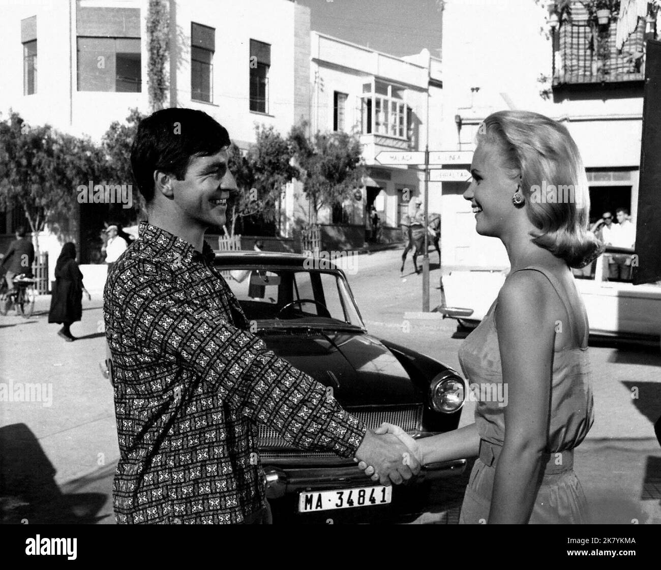 Alan Bates & Lee Remick film The Running Man (1963) personnages : Stephen & Stella Black réalisateur : Carol Reed 13 septembre 1963 **AVERTISSEMENT** cette photographie est réservée à un usage éditorial et est la propriété de COLUMBIA et/ou du photographe désigné par The film or production Company et ne peut être reproduite que par des publications en liaison avec la promotion du film ci-dessus. Un crédit obligatoire à COLUMBIA est requis. Le photographe doit également être crédité lorsqu'il est connu. Aucune utilisation commerciale ne peut être accordée sans autorisation écrite de The film Company. Banque D'Images