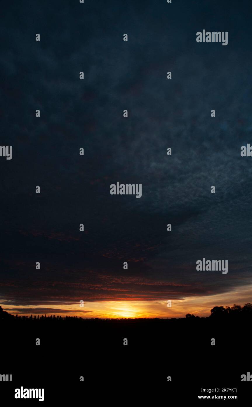 Bourne, Lincolnshire, Royaume-Uni. 19th octobre 2022. Le soleil se lève sur les Fens près de la ville marchande du Lincolnshire de Bourne, au Royaume-Uni. 15th févr. 2022. Royaume-Uni. Credit: Jonathan Clarke/Alamy Live News Credit: Jonathan Clarke/Alamy Live News Banque D'Images