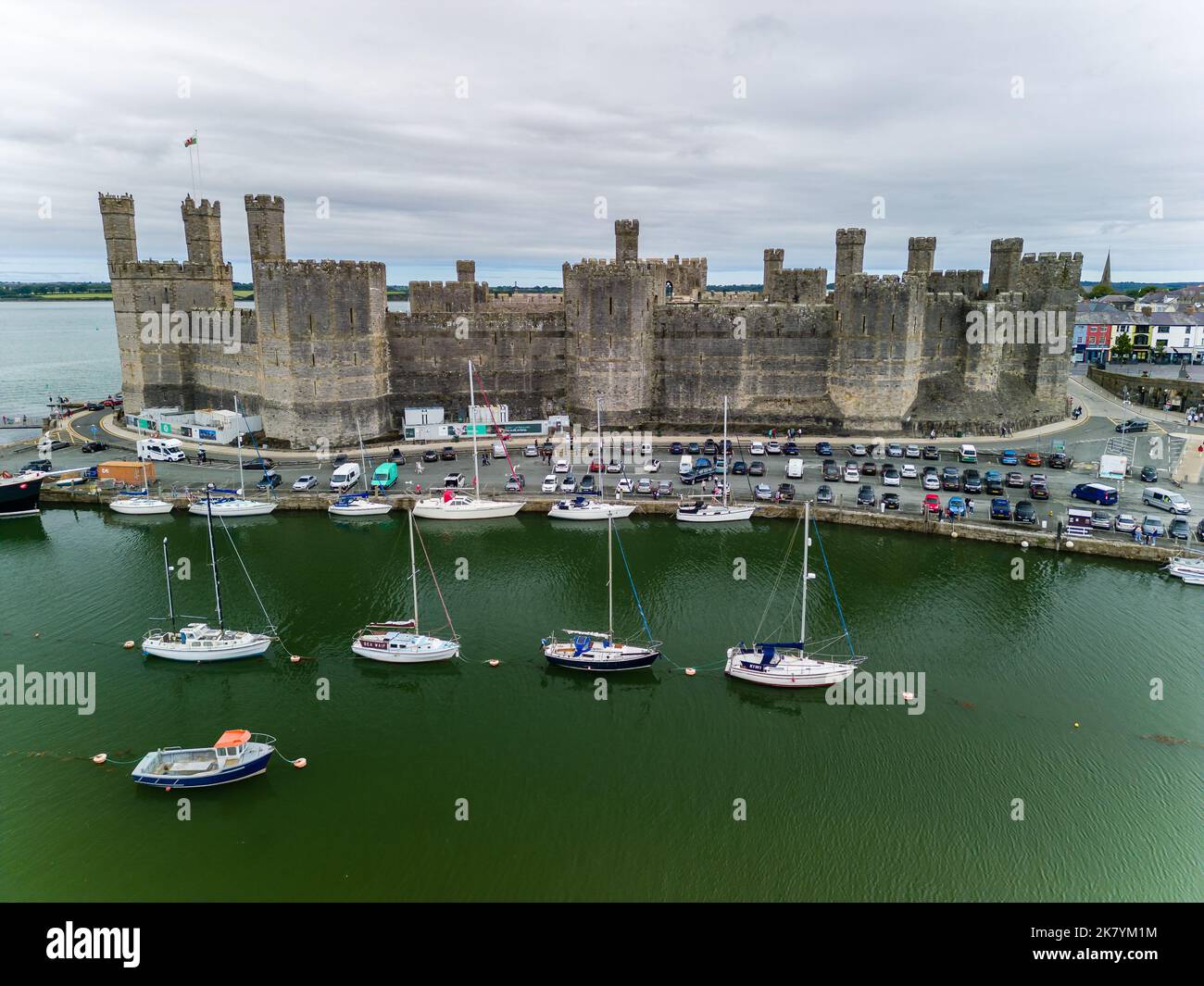 Vue aérienne de l'ancien château de Caernarfon dans le nord du pays de Galles. Banque D'Images