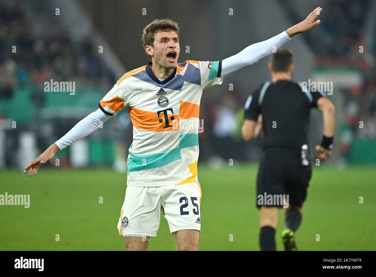 Thomas MUELLER (M?LLER, FC Bayern Munich), geste, donne des instructions, action, Image unique, couper motif individuel, demi-figure, demi-figure Soccer DFB Cup 2nd ronde, FC Augsburg - FC Bayern Munich 2-5 sur 19 octobre 2022, WWM ARENA Augsburg les RÈGLEMENTS DFL INTERDISENT TOUTE UTILISATION DE PHOTOGRAPHIES COMME SÉQUENCES D'IMAGES ET/OU QUASI-VIDÉO. ?SVEN SIMON photo Agency GmbH & Co Presse photo KG # Princess-Luise-Str. 41 # 45479 M uelheim/R uhr # Tél 0208/9413250 # Fax. 0208/9413260 # GLS Banque # BLZ 430 609 67 # compte 4030 025 100 # IBAN DE75 4306 0967 4030 0251 00 # BIC GENODEM1GLS # www.svensimon.net. Banque D'Images