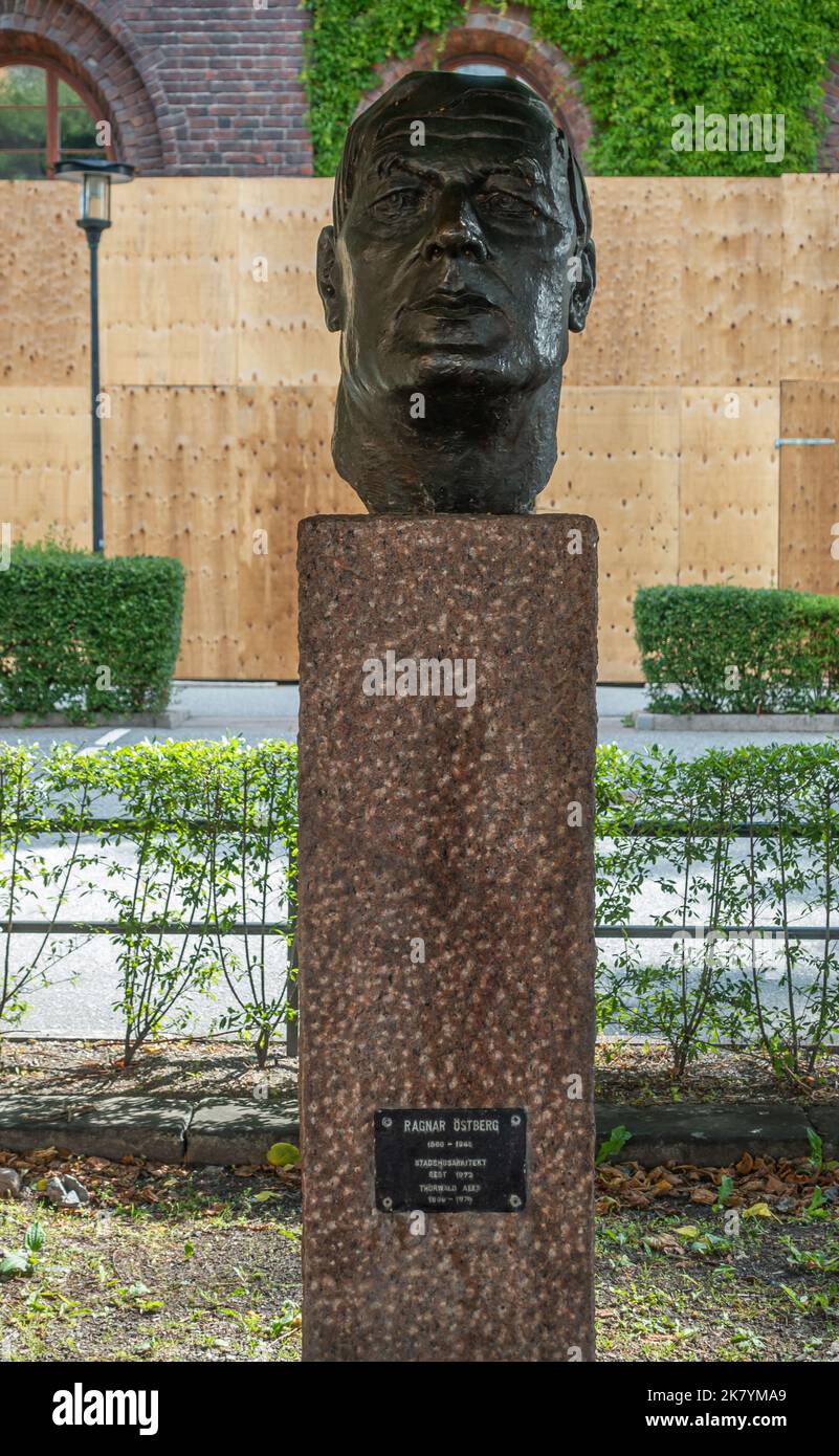 Suède, Stockholm - 16 juillet 2022 : gros plan de la statue de la tête en bronze sur le piédestal en pierre brune de l'architecte Ragnar Ostberg, le long de la rue nommée d'après lui. GRE Banque D'Images