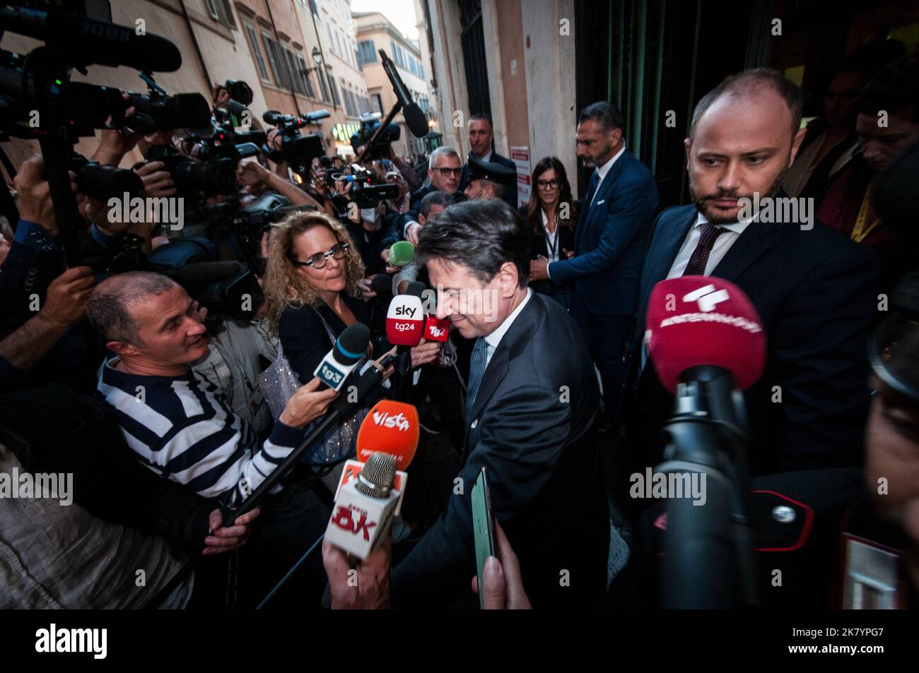 Rome, Italie, Italie. 18th octobre 2022. ROME, ITALIE - 18 OCTOBRE 2022 le Président du mouvement 5 étoiles et ancien Premier ministre Giuseppe Conte quitte la Chambre des députés à Montecitorio, sur 18 octobre 2022 à Rome, Italie (Credit image: © Andrea Ronchini/Pacific Press via ZUMA Press Wire) Banque D'Images