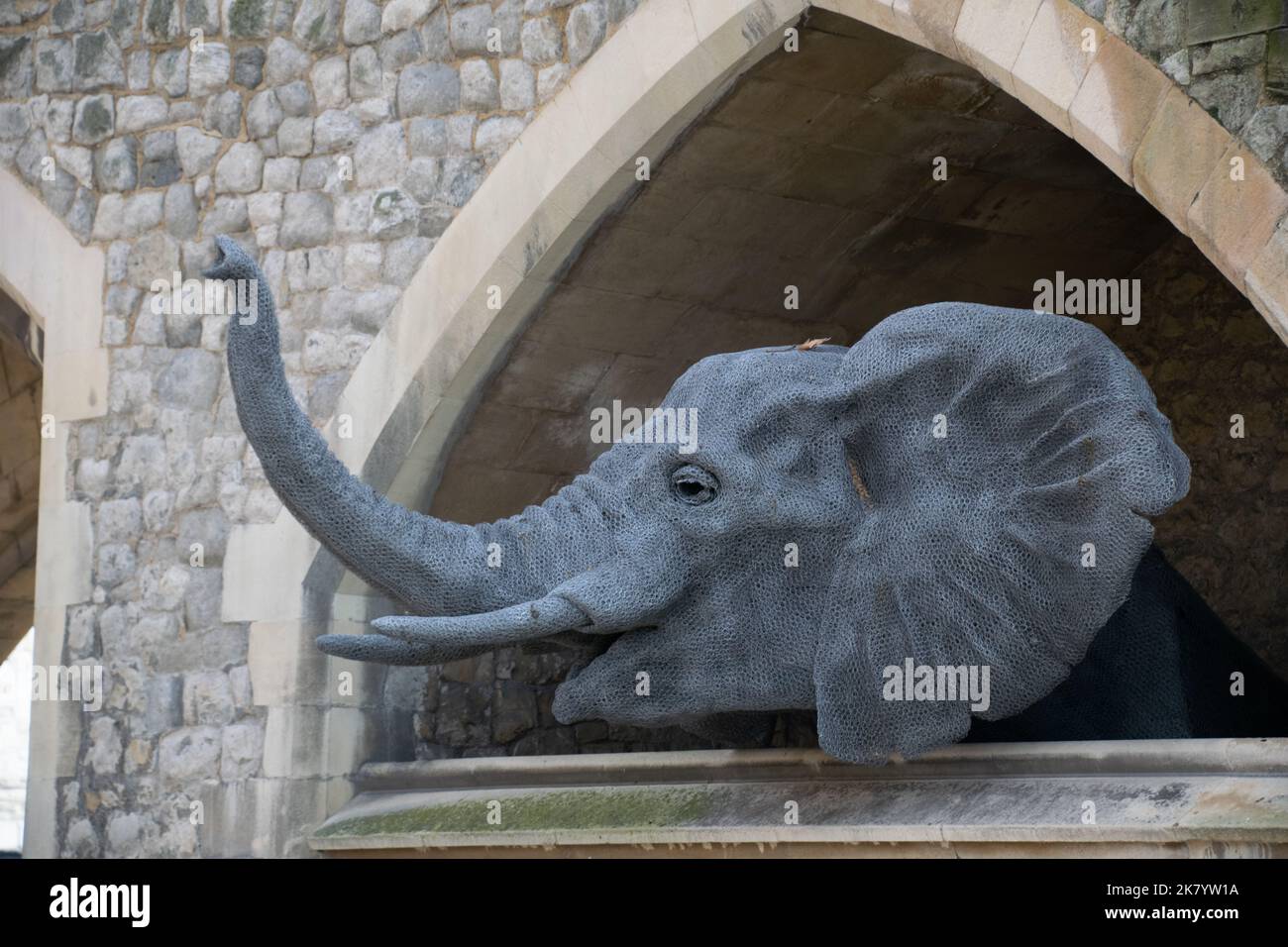 Sculpture d'éléphant, faisant partie d'une exposition à la Tour de Londres, montrant des animaux qui étaient autrefois logés dans le palais avant que la collection ne s'installe Banque D'Images