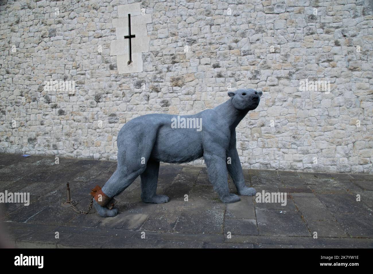 La sculpture de l'ours polaire, qui fait partie d'une exposition à la Tour de Londres, montre des animaux qui étaient autrefois logés dans le palais avant que la collection ne soit déplacée Banque D'Images