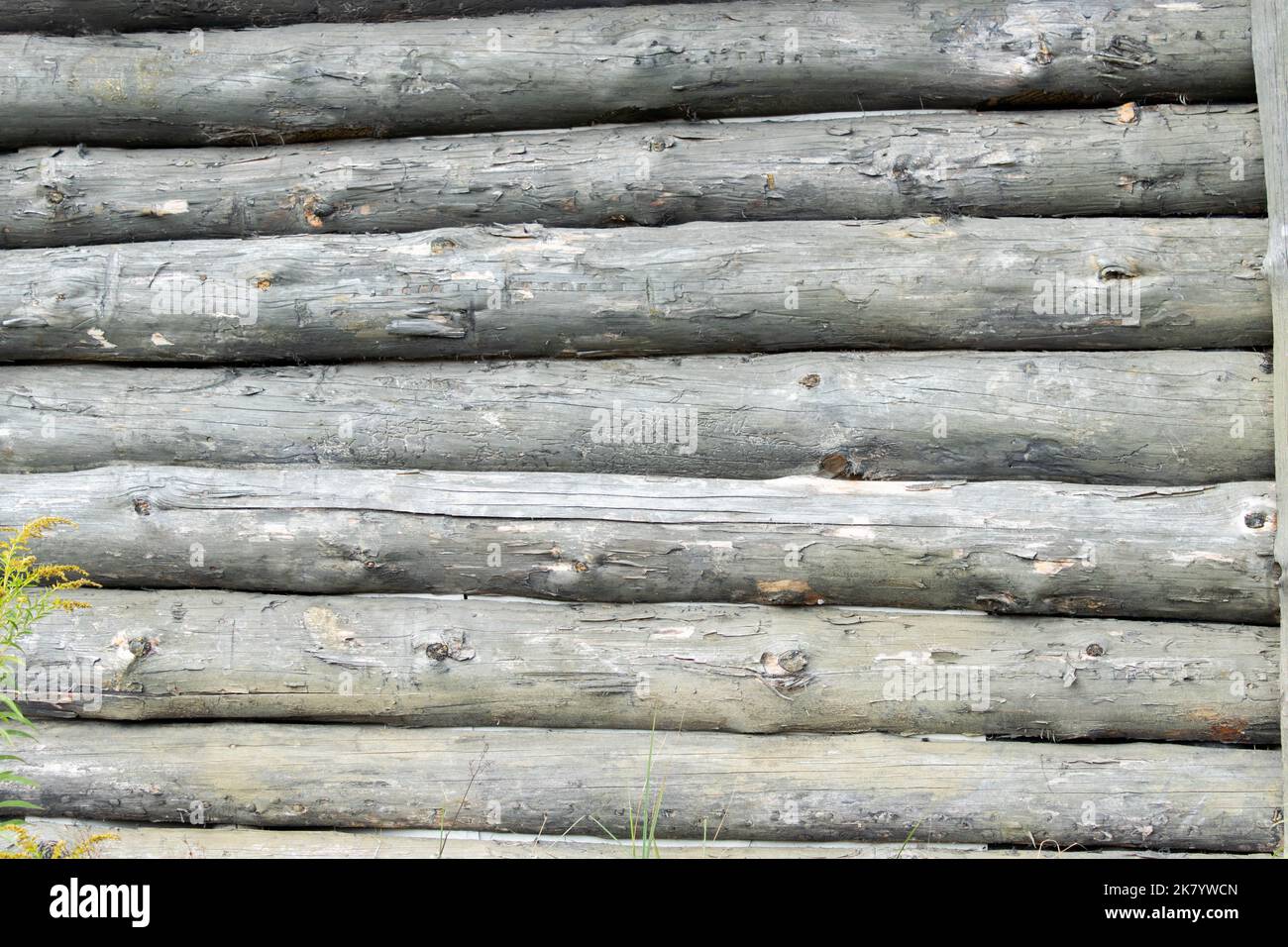 Coeur en osier tissé accroché au mur en bois de la vieille ferme. Photo de haute qualité Banque D'Images