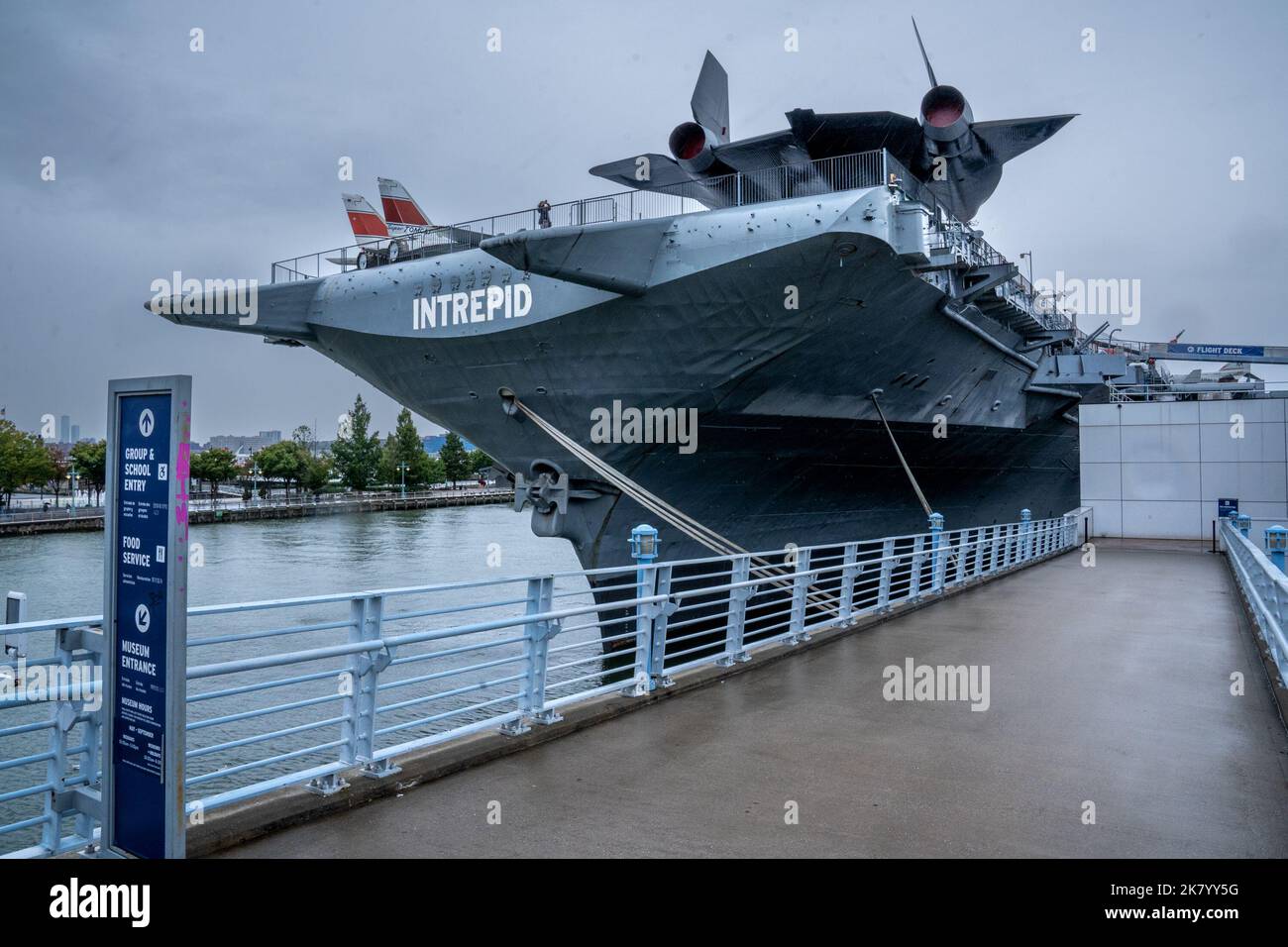 New York, NY - États-Unis - 2,2022 octobre - vue de trois quarts du musée Intrepid Sea, Air & Space. Un musée d'histoire militaire et maritime américain à New Banque D'Images