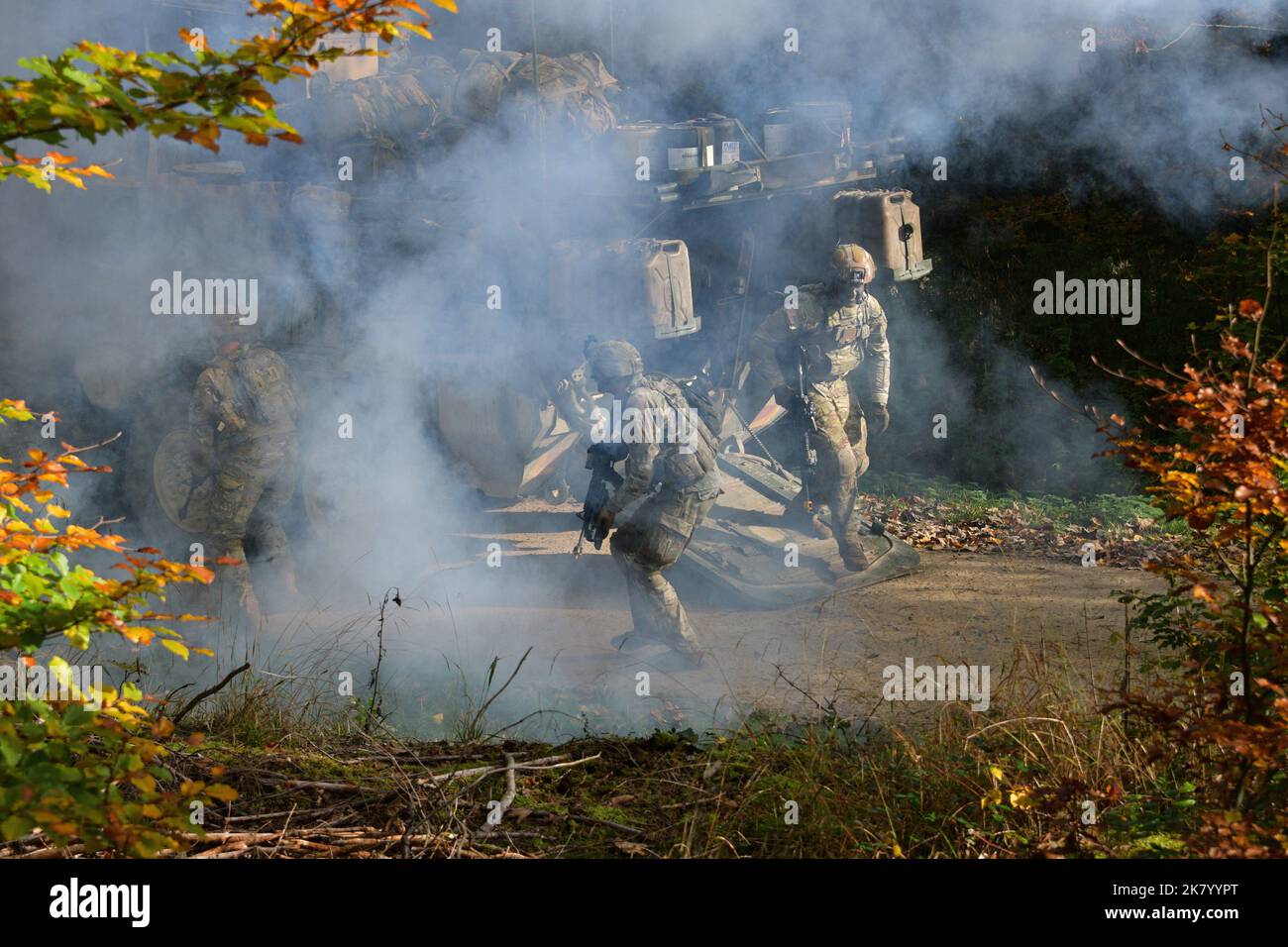 ÉTATS-UNIS Des soldats de la troupe Bull, 1st escadron, 2nd Cavalry Regiment, démontent un véhicule de combat blindé Stryker lors de l’exercice d’entraînement situationnel de la troupe dans la zone d’entraînement de Grafenwoehr du Commandement de l’instruction de l’Armée de terre 7th, en Allemagne, le 18 octobre 2022. 2Cr fournit à V corps une force létale et agile capable de se déployer rapidement dans tout le théâtre européen afin d'assurer les alliés, de dissuader les adversaires, et quand il est ordonné, de défendre l'alliance de l'OTAN. (États-Unis Photo de l'armée par Gertrud Zach) Banque D'Images