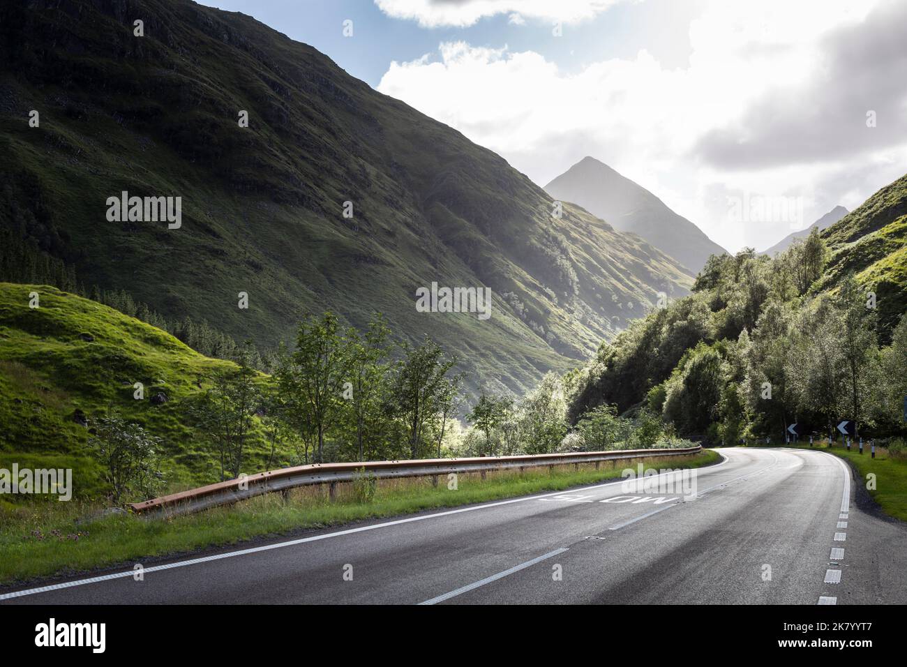A87 route au pont EAS-Nan-Arm dans les Highlands écossais Banque D'Images