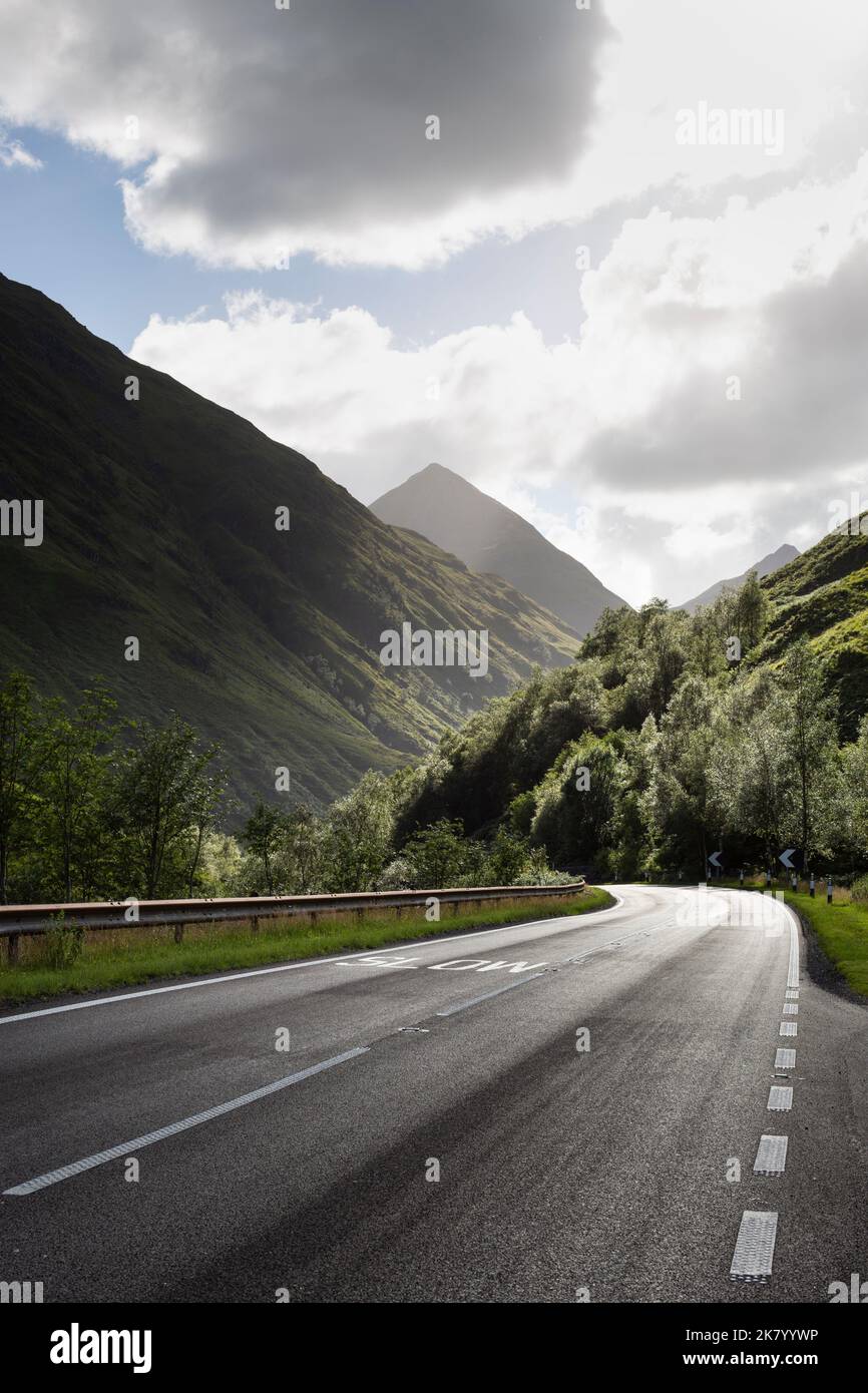 A87 route au pont EAS-Nan-Arm dans les Highlands écossais Banque D'Images