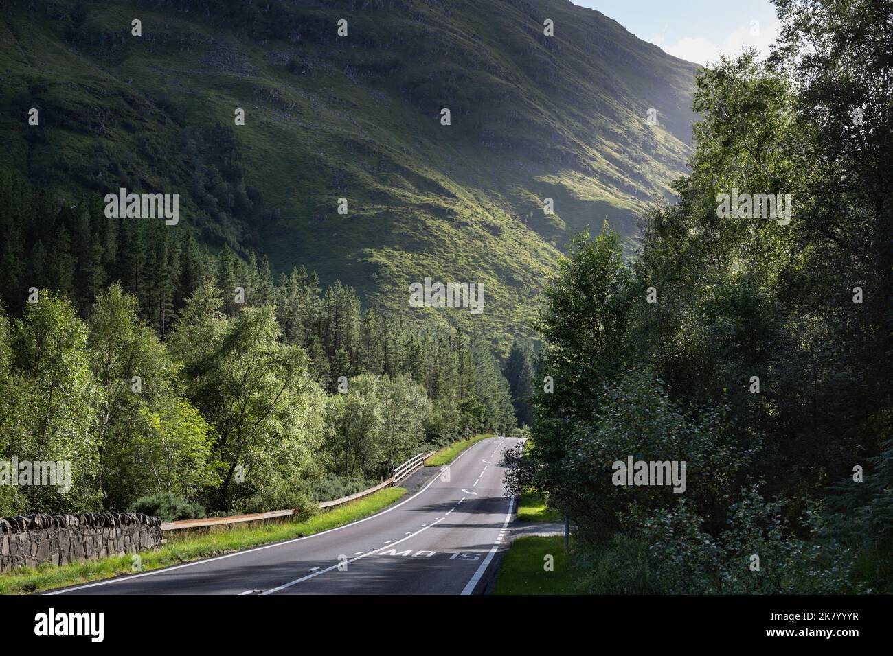 A87 route au pont EAS-Nan-Arm dans les Highlands écossais Banque D'Images