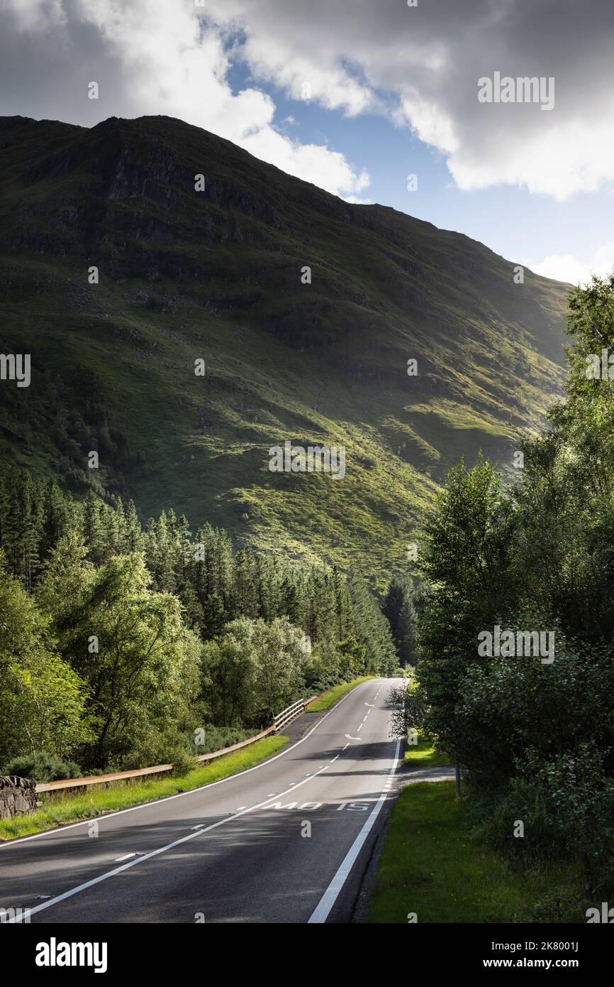 A87 route au pont EAS-Nan-Arm dans les Highlands écossais Banque D'Images