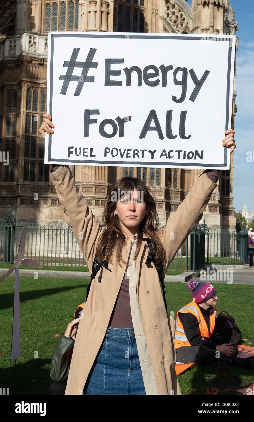 Westminster, Londres, Royaume-Uni. 19th octobre 2022. Caroline Lucas, député, Lord Sikka, Clive Lewis, député et Barry Gardiner, député, se sont joints aujourd'hui à Energy for All manifestants et à la Pensioner Diane Skidmore, à l'extérieur de la Chambre des communes, demandant au Premier ministre Liz Truss de prendre des mesures pour aider ceux qui souffrent de la pauvreté énergétique en donnant à chacun une quantité d'énergie gratuite. Crédit : Maureen McLean/Alay Live News Banque D'Images