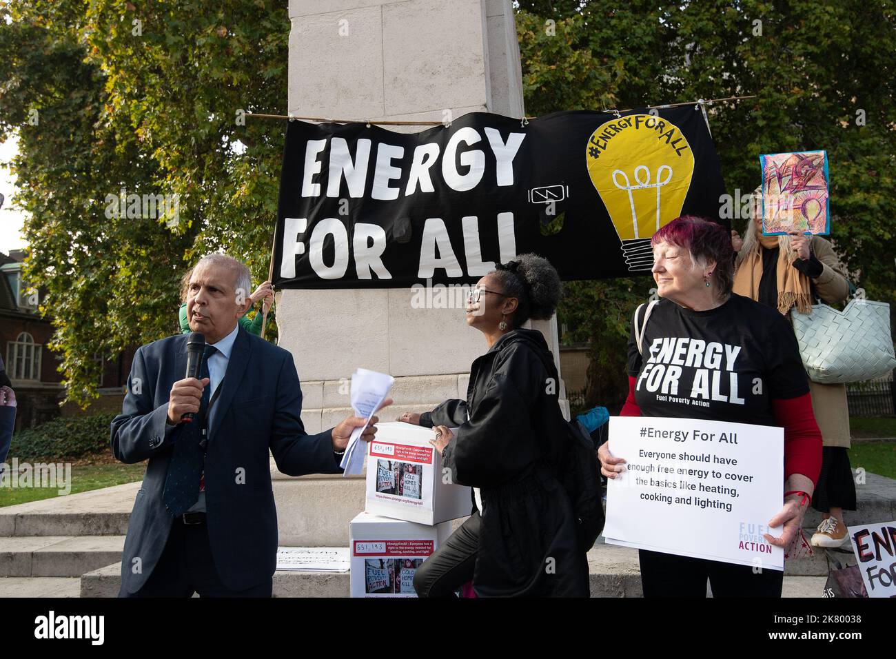 Westminster, Londres, Royaume-Uni. 19th octobre 2022. Caroline Lucas député, Lord Sikka (en photo) Clive Lewis MP et Barry Gardiner MP se sont joints à Energy for All manifestants et à la Pensioner Diane Skidmore à l'extérieur de la Chambre des communes aujourd'hui, demandant au Premier ministre Liz Truss de prendre des mesures pour aider ceux qui souffrent de la pauvreté énergétique en donnant à chacun une quantité gratuite d'énergie. Crédit : Maureen McLean/Alay Live News Banque D'Images