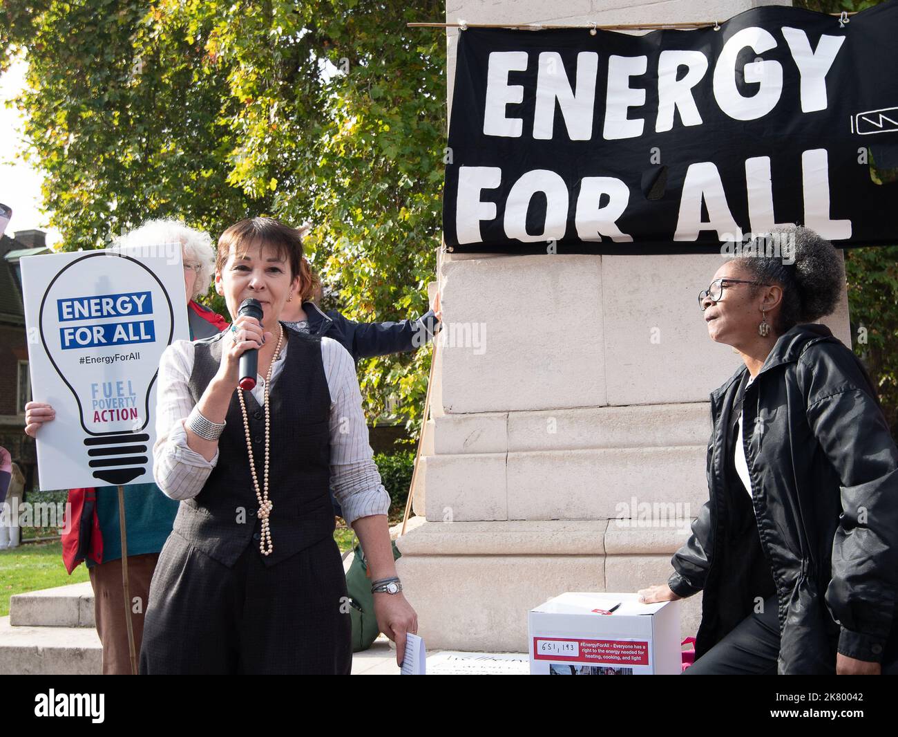 Westminster, Londres, Royaume-Uni. 19th octobre 2022. Caroline Lucas MP (photo), Lord Sikka, Le député de Clive Lewis et le député de Barry Gardiner se sont joints aujourd'hui à Energy for All manifestants et à la Pensioner Diane Skidmore à l'extérieur de la Chambre des communes pour appeler le Premier ministre Liz Truss à prendre des mesures pour aider ceux qui souffrent de la pauvreté énergétique en donnant à chacun une quantité d'énergie gratuite. Crédit : Maureen McLean/Alay Live News Banque D'Images