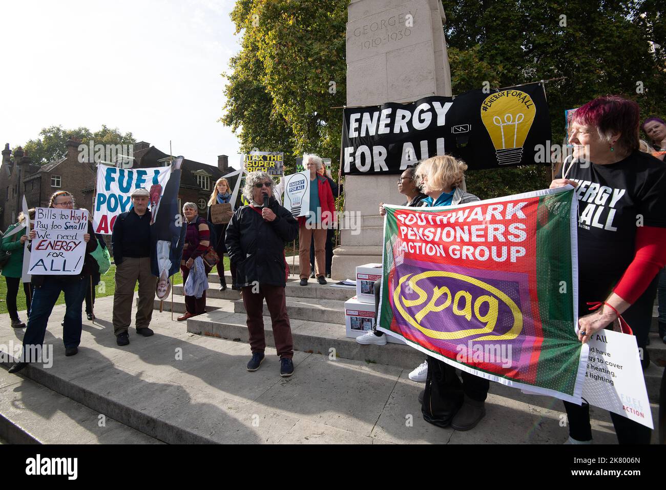 Westminster, Londres, Royaume-Uni. 19th octobre 2022. Caroline Lucas, député, Lord Sikka, Clive Lewis, député et Barry Gardiner, député, se sont joints aujourd'hui à Energy for All manifestants et à la Pensioner Diane Skidmore, à l'extérieur de la Chambre des communes, demandant au Premier ministre Liz Truss de prendre des mesures pour aider ceux qui souffrent de la pauvreté énergétique en donnant à chacun une quantité d'énergie gratuite. Crédit : Maureen McLean/Alay Live News Banque D'Images