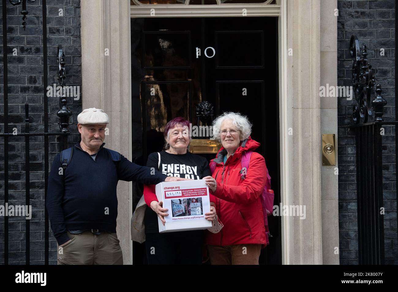 Westminster, Londres, Royaume-Uni. 19th octobre 2022. La retraité Diane Skidmore arrive au n° 10 Downing Street avec Ruth London pour présenter sa pétition au Premier ministre Liz Truss, demandant au gouvernement de prendre des mesures pour aider ceux qui souffrent de la pauvreté énergétique en donnant à chacun une quantité d'énergie gratuite. Crédit : Maureen McLean/Alay Live News Banque D'Images