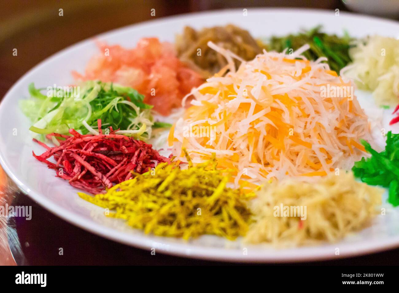 Yee sang ou Prosperity Toss Salad, une salade populaire dans les célébrations du nouvel an chinois, dans un hôtel de Cebu City, aux Philippines Banque D'Images