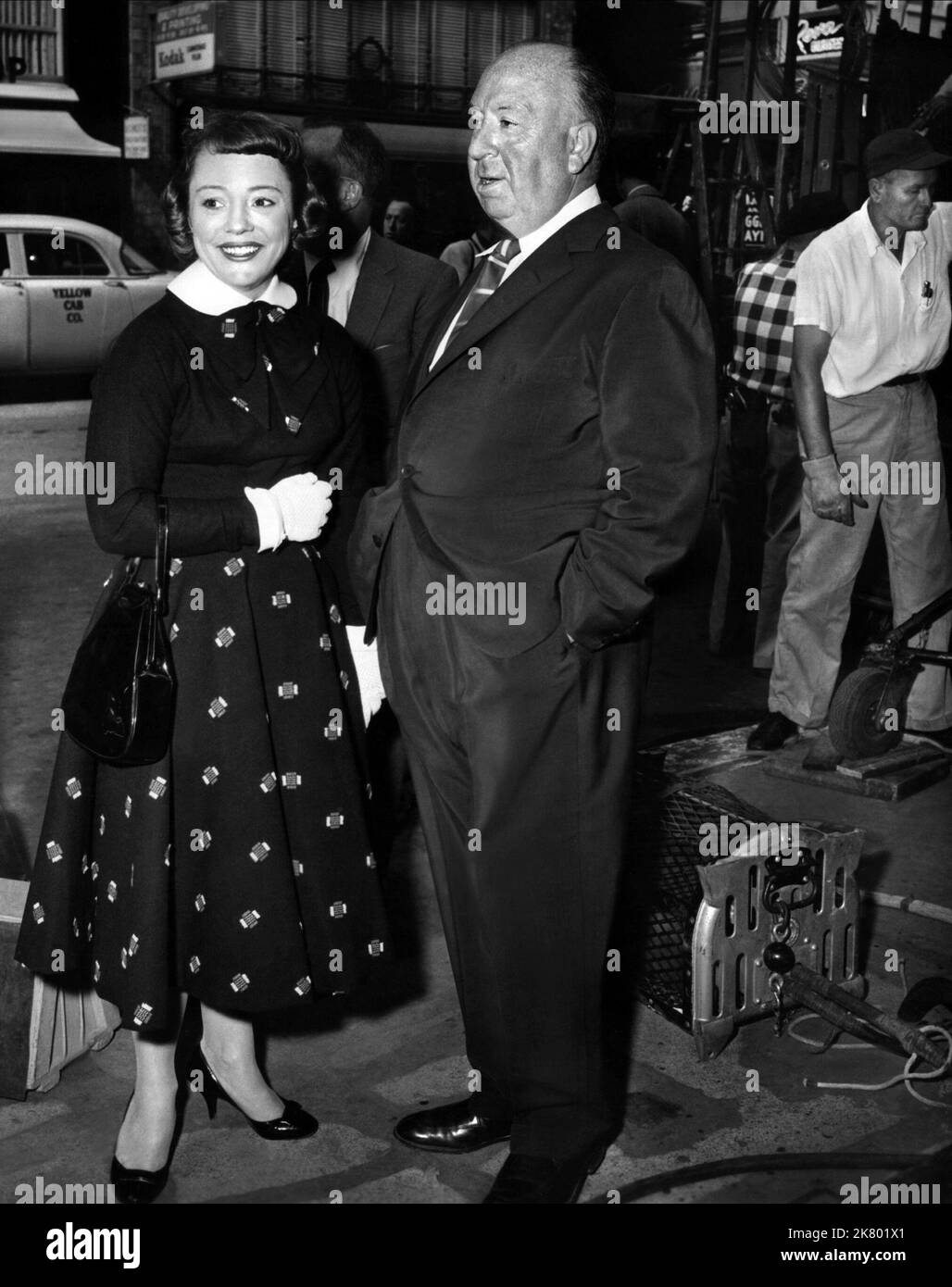 Jane Wyman & Alfred Hitchcock film Vertigo (USA 1958) personnages : homme passant devant Elster's Office Directeur : Alfred Hitchcock 09 mai 1958 **AVERTISSEMENT** cette photographie est à usage éditorial seulement et est la propriété intellectuelle de PARAMOUNT PICTURES et/ou du photographe assigné par le film ou la société de production et ne peut être reproduite que par des publications dans le cadre de la promotion du film ci-dessus. Un crédit obligatoire pour LES PHOTOS PARAMOUNT est requis. Le photographe doit également être crédité lorsqu'il est connu. Aucune utilisation commerciale ne peut être accordée sans autorisation écrite de The film Company. Banque D'Images
