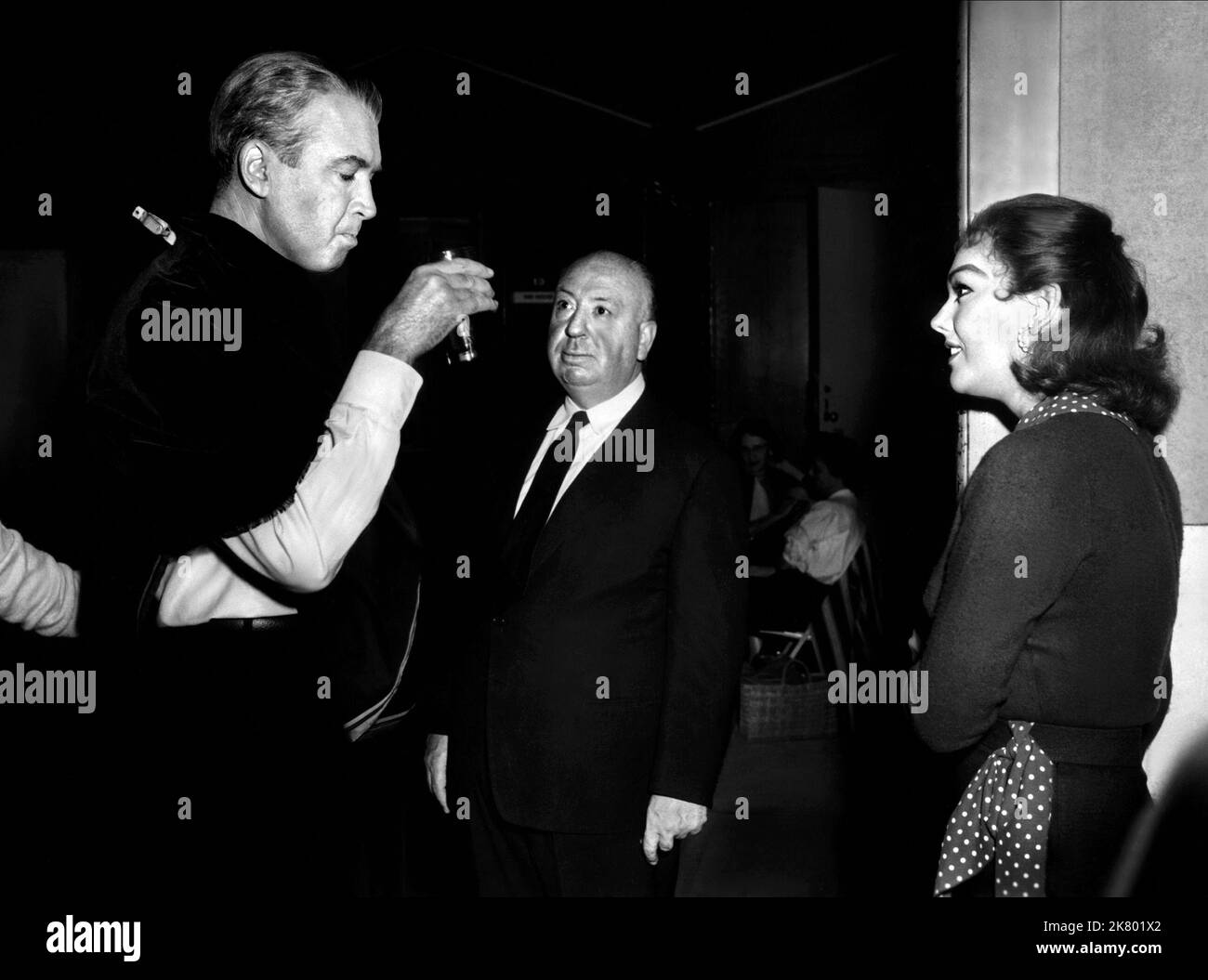 James Stewart, Alfred Hitchcock & Kim Novak film: Vertigo (USA 1958) personnages: Det. John « Scottie » Ferguson, homme passant devant le bureau d'Elster, Madeleine Elster Directrice : Alfred Hitchcock 09 mai 1958 **AVERTISSEMENT** cette photographie est destinée à un usage éditorial uniquement et est le copyright des IMAGES PARAMOUNT et/ou le photographe assigné par la Société de film ou de production et ne peut être reproduite que par des publications en conjonction avec la promotion du film ci-dessus. Un crédit obligatoire pour LES PHOTOS PARAMOUNT est requis. Le photographe doit également être crédité lorsqu'il est connu. Aucune utilisation commerciale ne peut être gran Banque D'Images