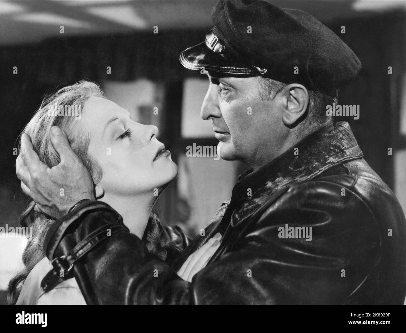 Hildegard Knef & Hans Albers film la maîtresse (DE 1952) personnages : Inge Hoffmann, Heinrich Schlueter réalisateur : Rudolf Jugert 14 janvier 1952 **AVERTISSEMENT** cette photographie est à usage éditorial exclusif et est la propriété de NDF et/ou du photographe assigné par la société de production et ne peut être reproduite que par des publications en liaison avec la promotion du film ci-dessus. Un crédit obligatoire à NDF est requis. Le photographe doit également être crédité lorsqu'il est connu. Aucune utilisation commerciale ne peut être accordée sans autorisation écrite de The film Company. Banque D'Images
